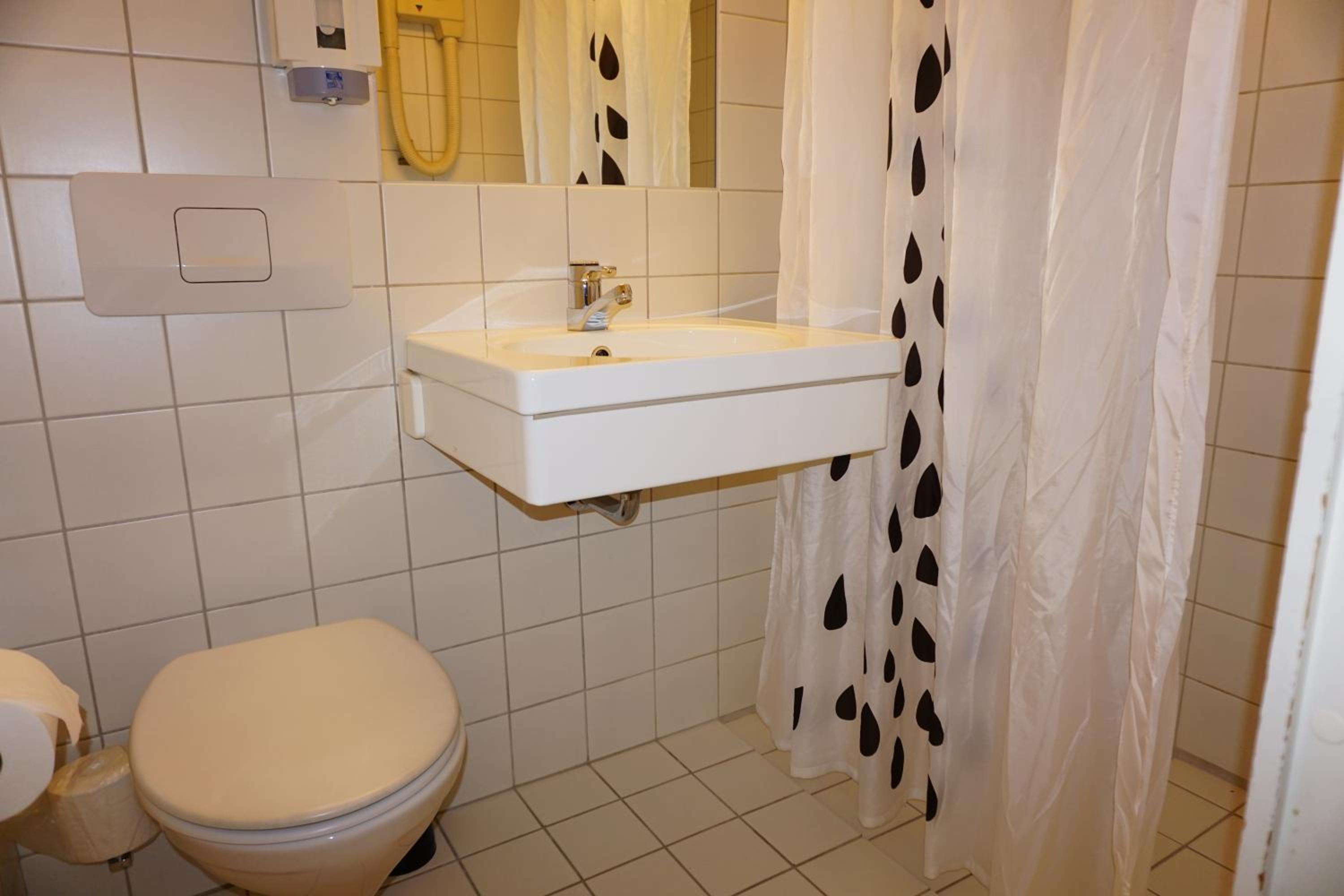 Standard Double or Twin Room - Photo 7