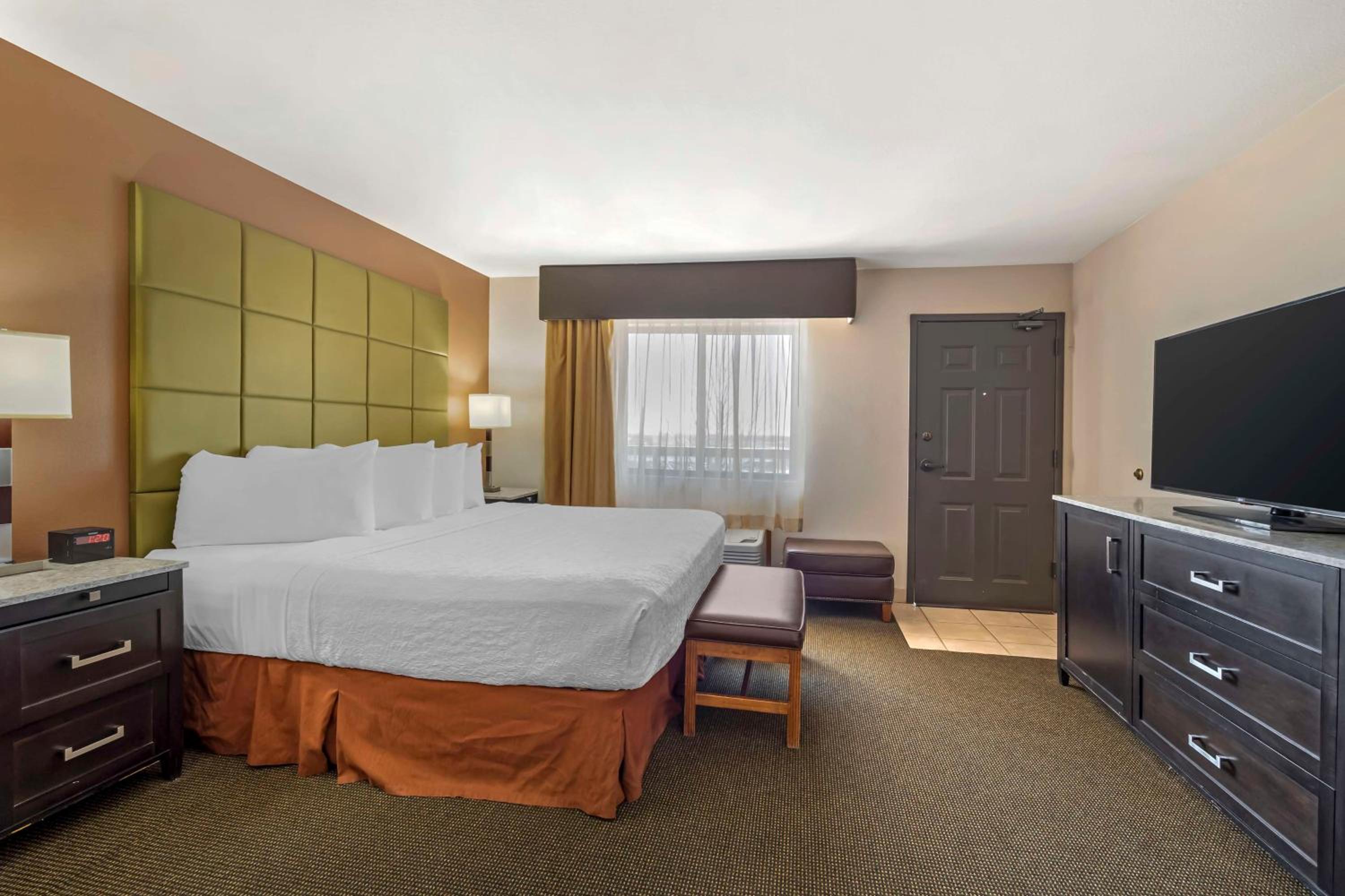 King Room with Balcony - Photo 2