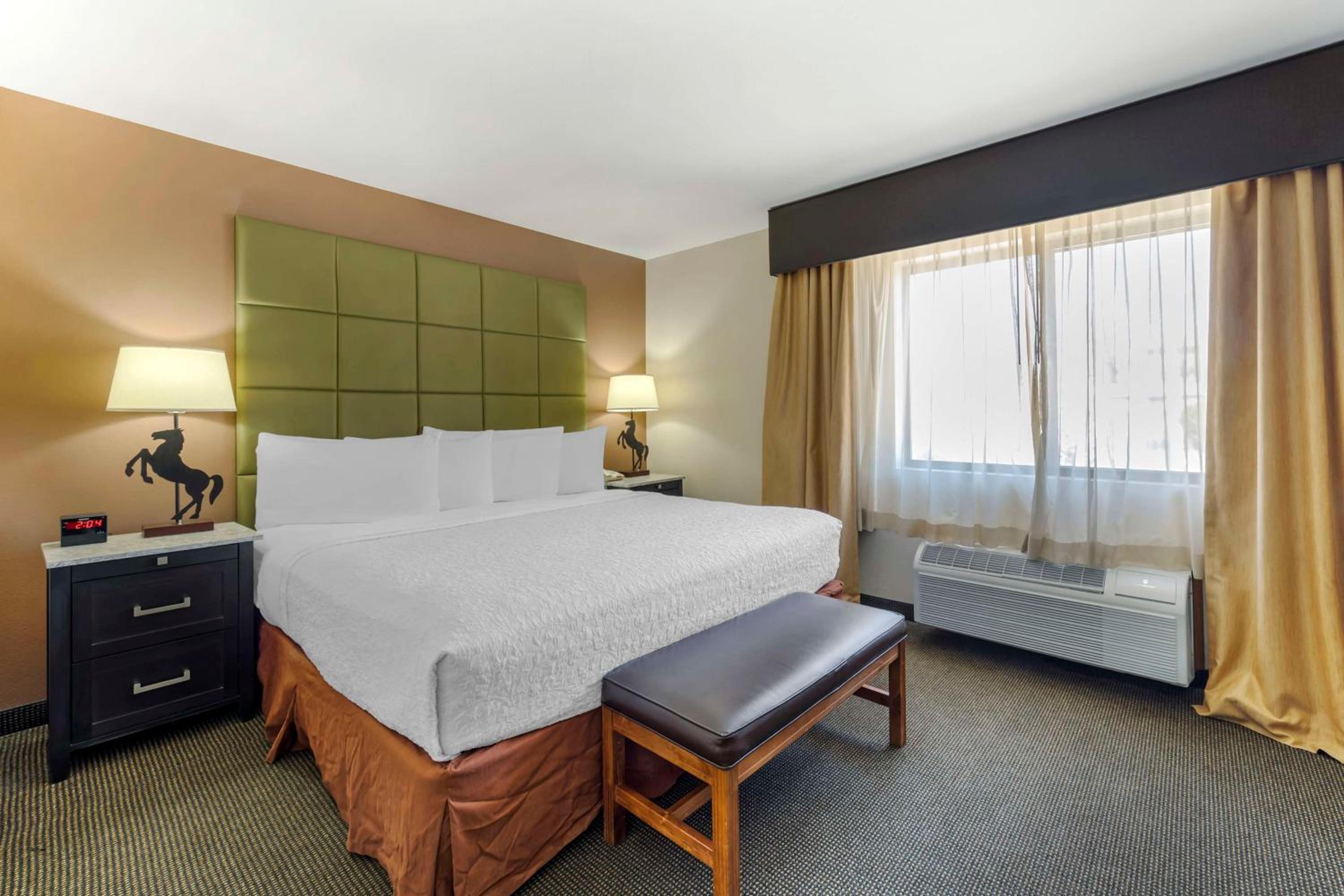 King Room with Balcony - Photo 3