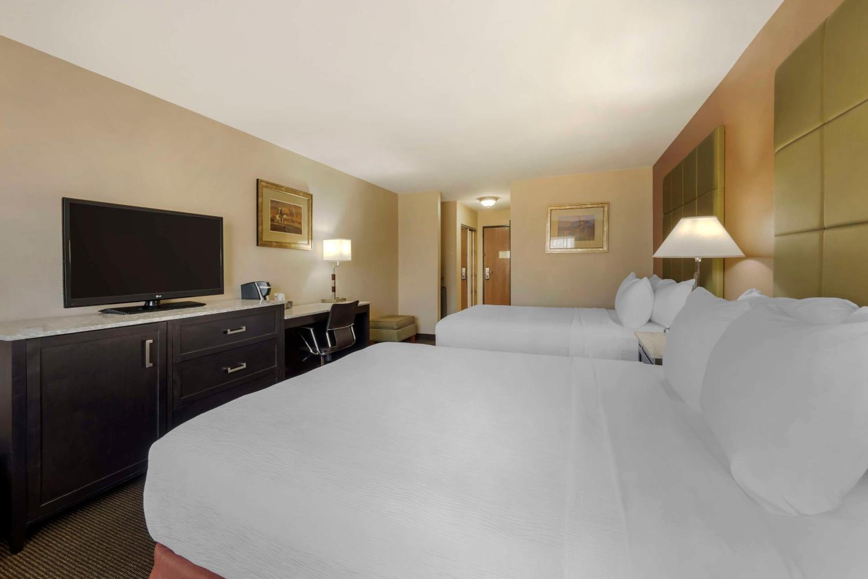 Queen Room with Two Queen Beds - Non-Smoking - Photo 1