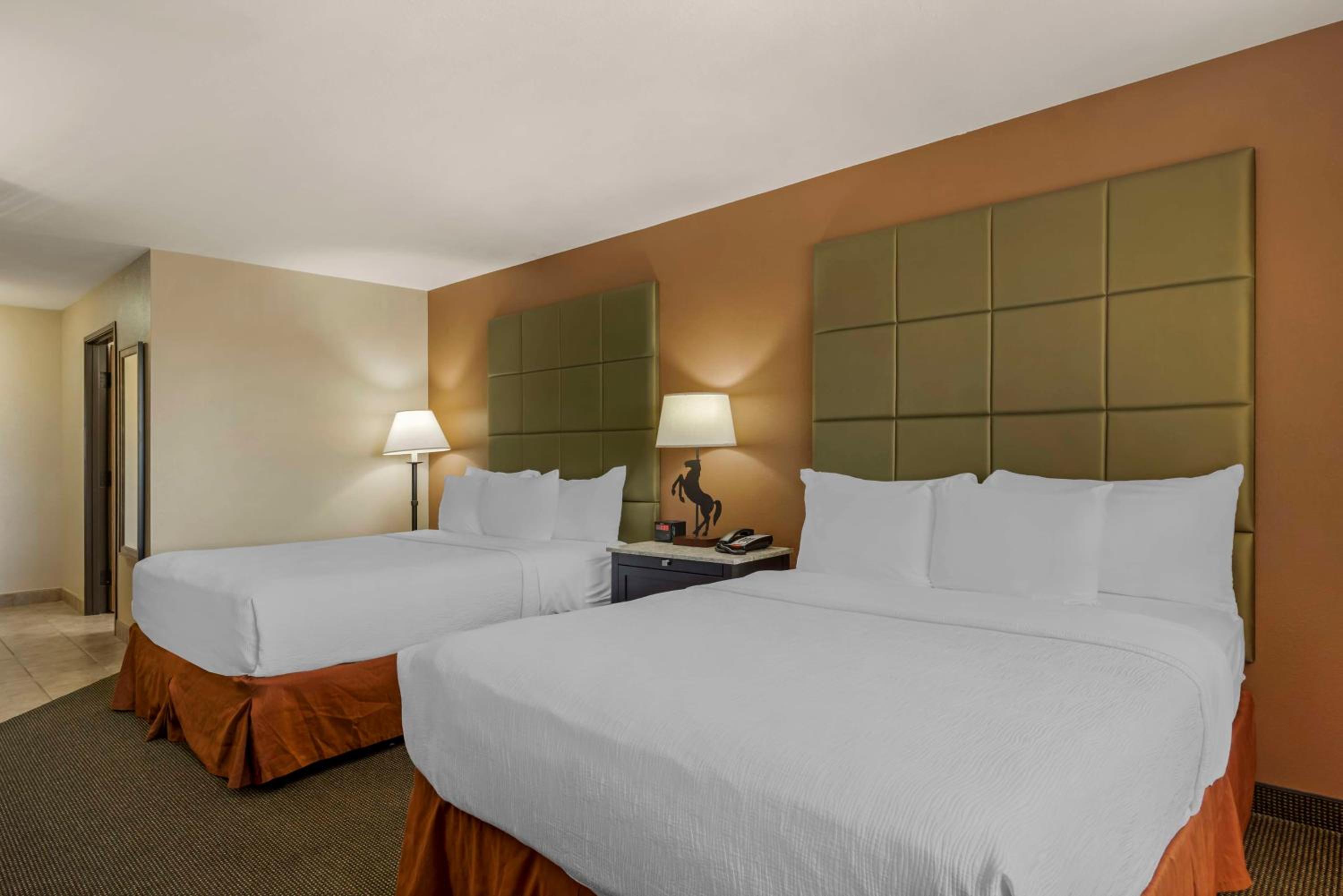 Queen Room with Two Queen Beds - Non-Smoking - Photo 3