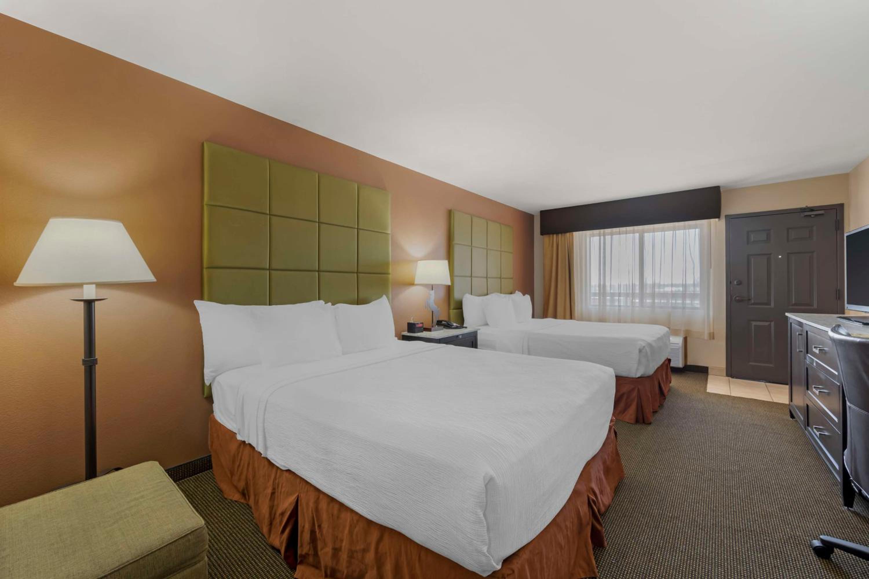 Executive Queen Room with Two Queen Beds - Photo 2