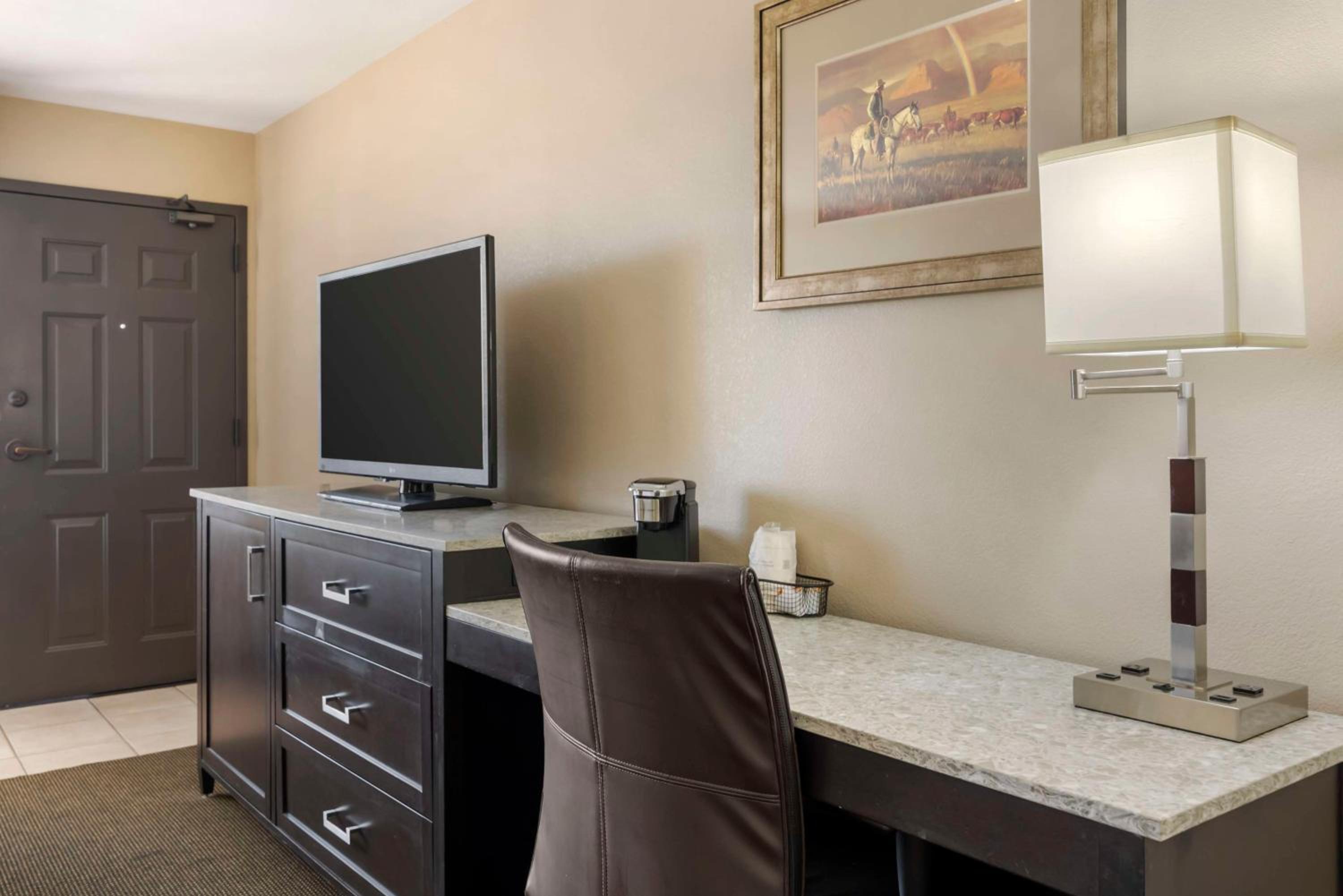 King Room with Balcony - Photo 4