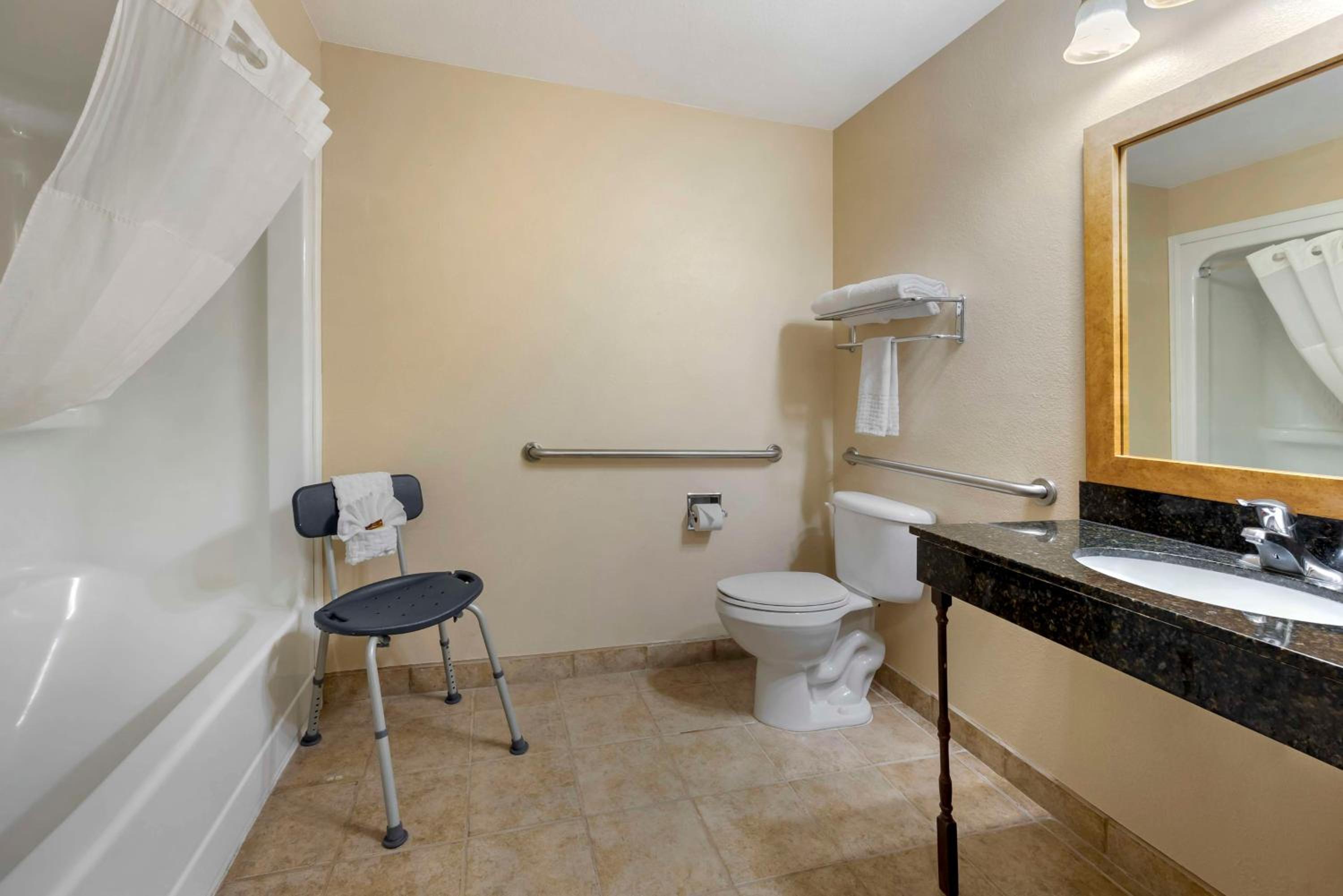 Queen Room - Disability Access Tub - Photo 3