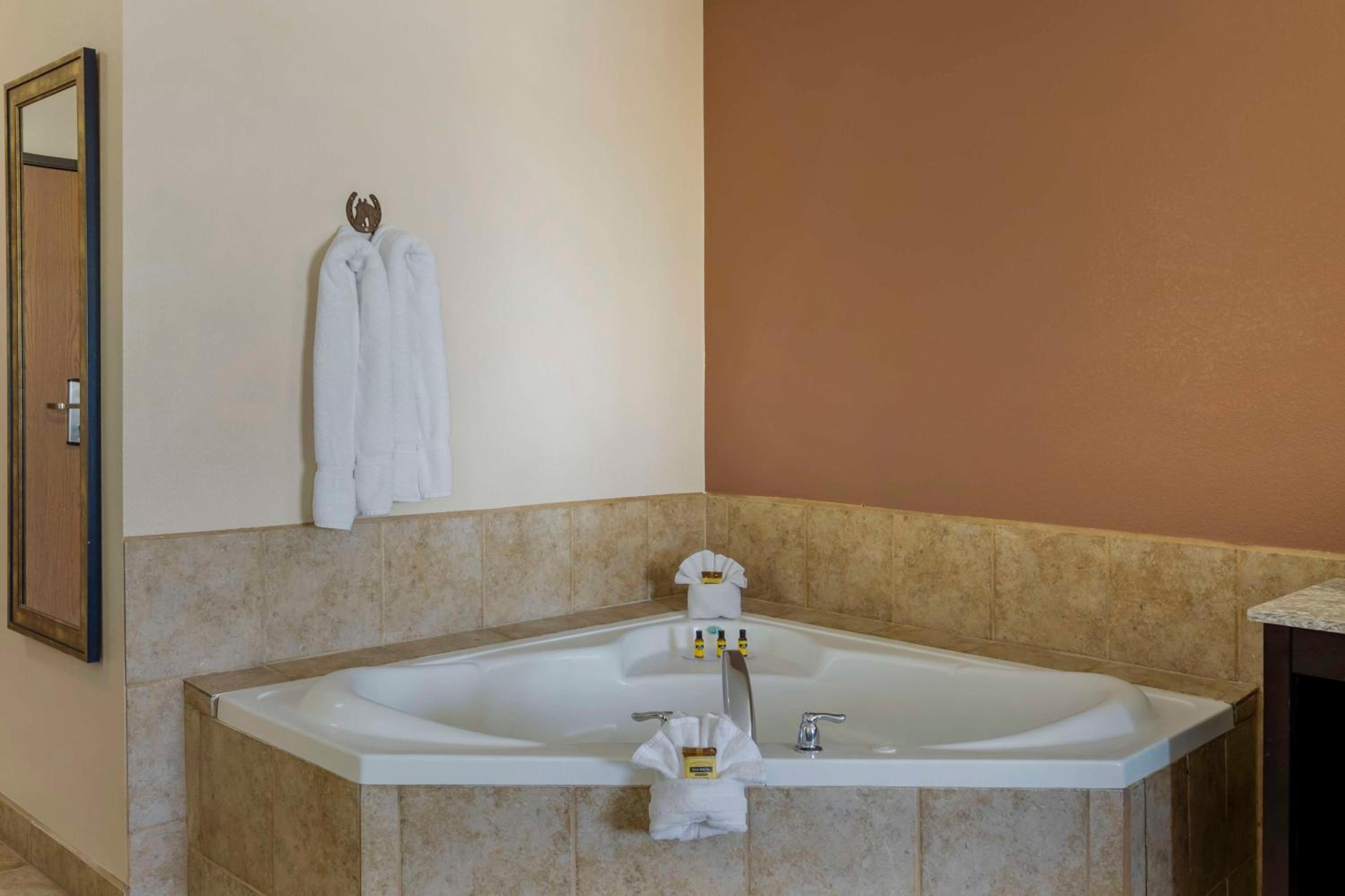 King Room with Spa Bath - Non-Smoking - Photo 2