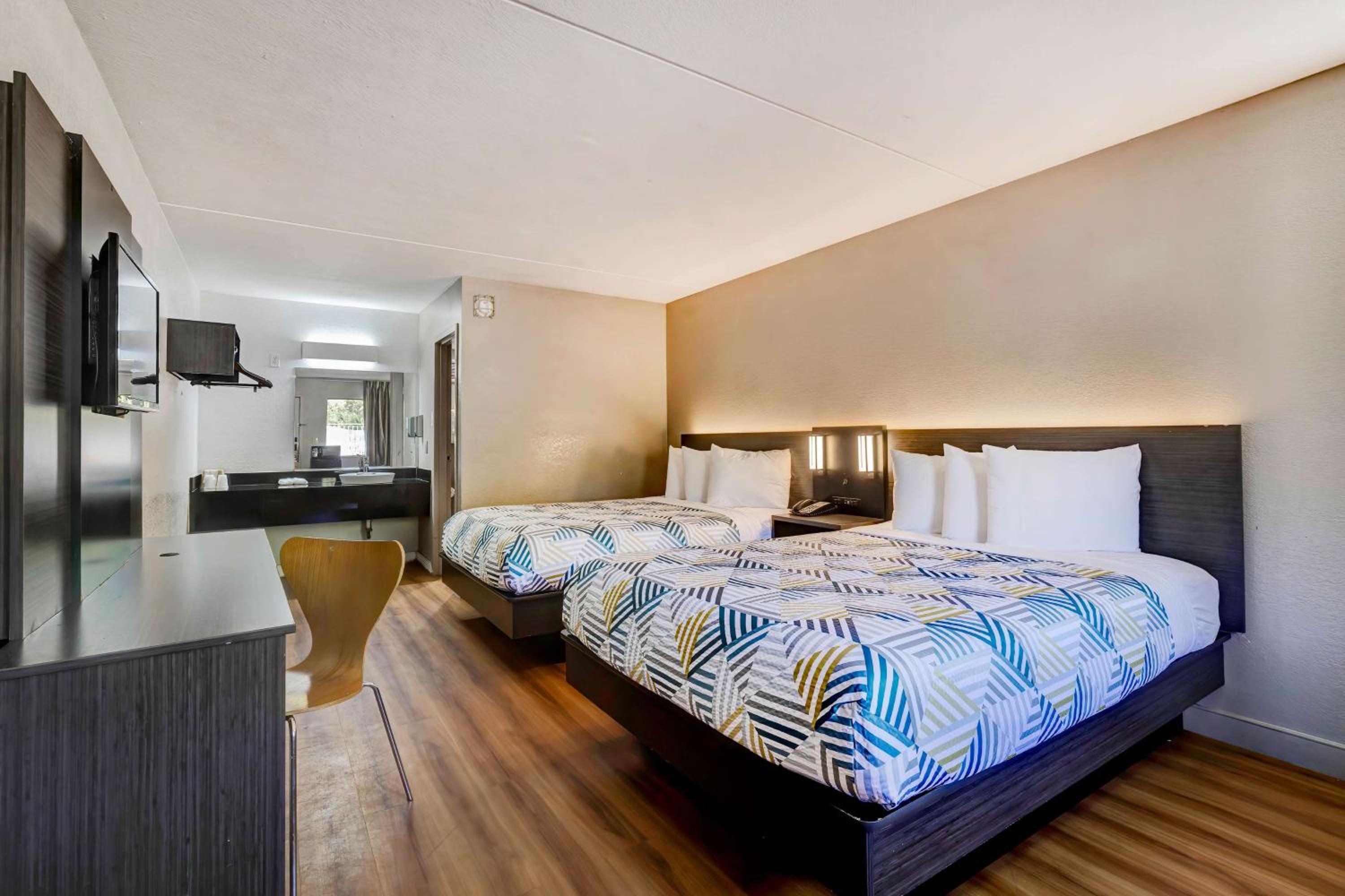 Queen Room with Two Queen Beds - Smoking