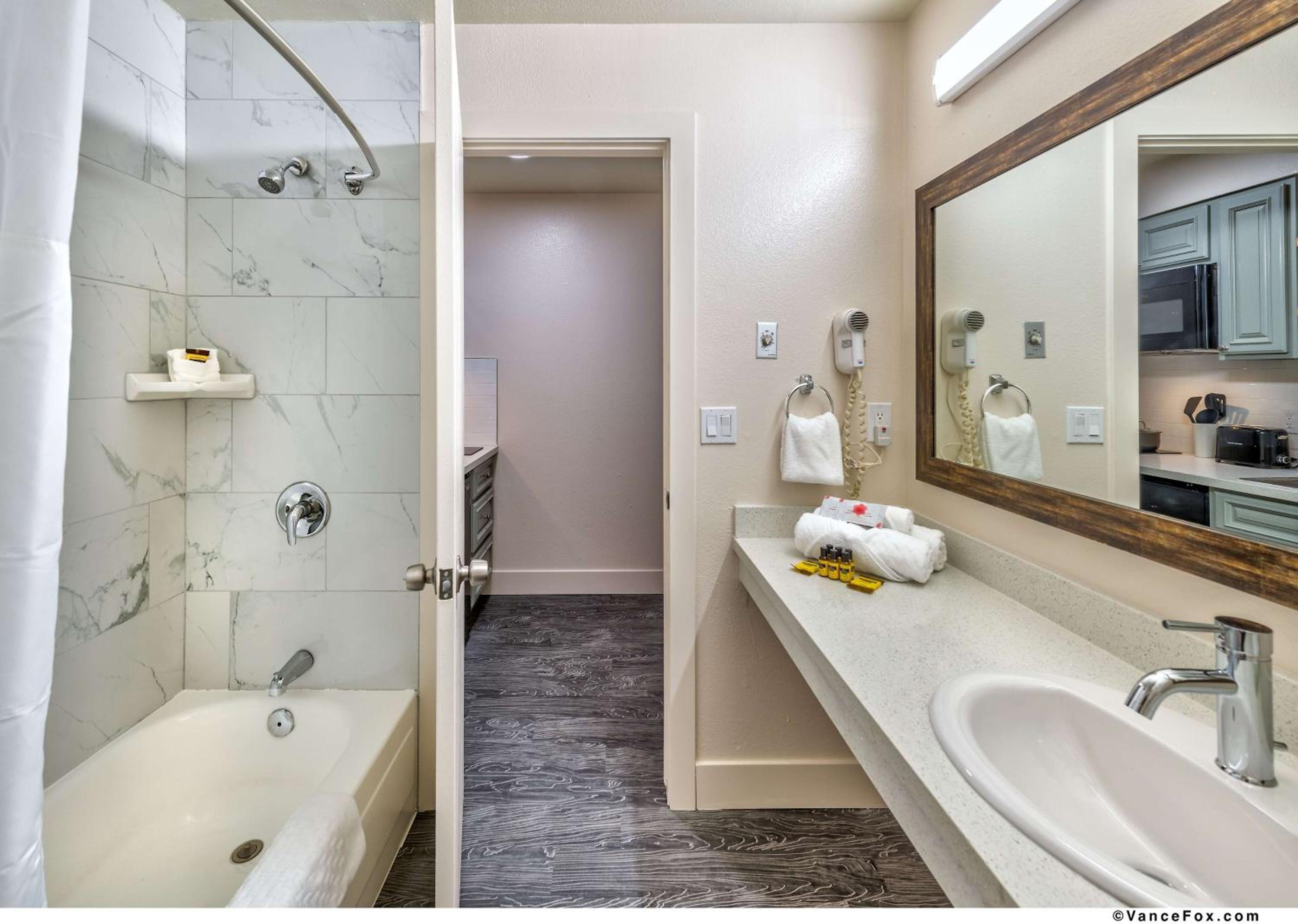 King Suite with Spa Bath photo 3