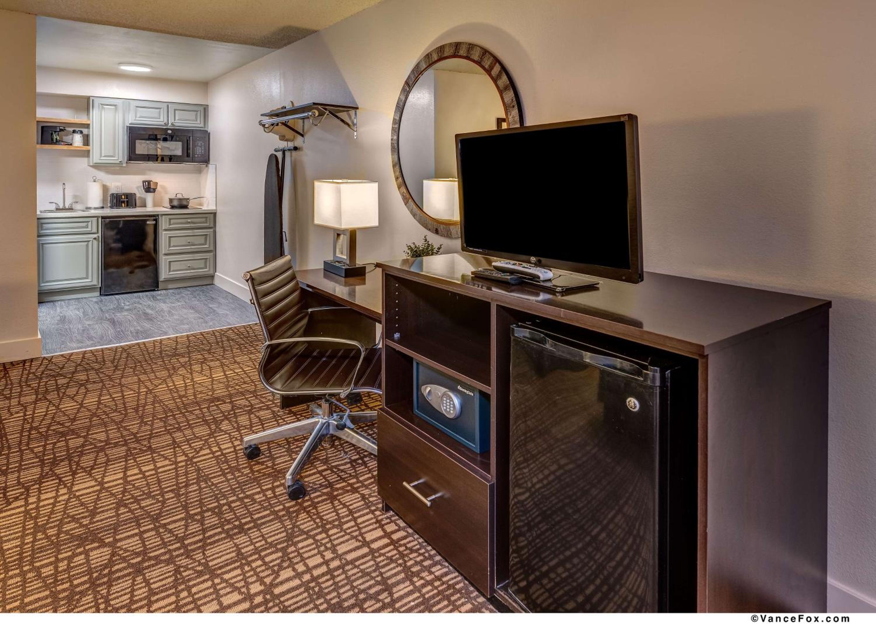 Queen Room with Two Queen Beds and Full Kitchen - Non-Smoking photo 3