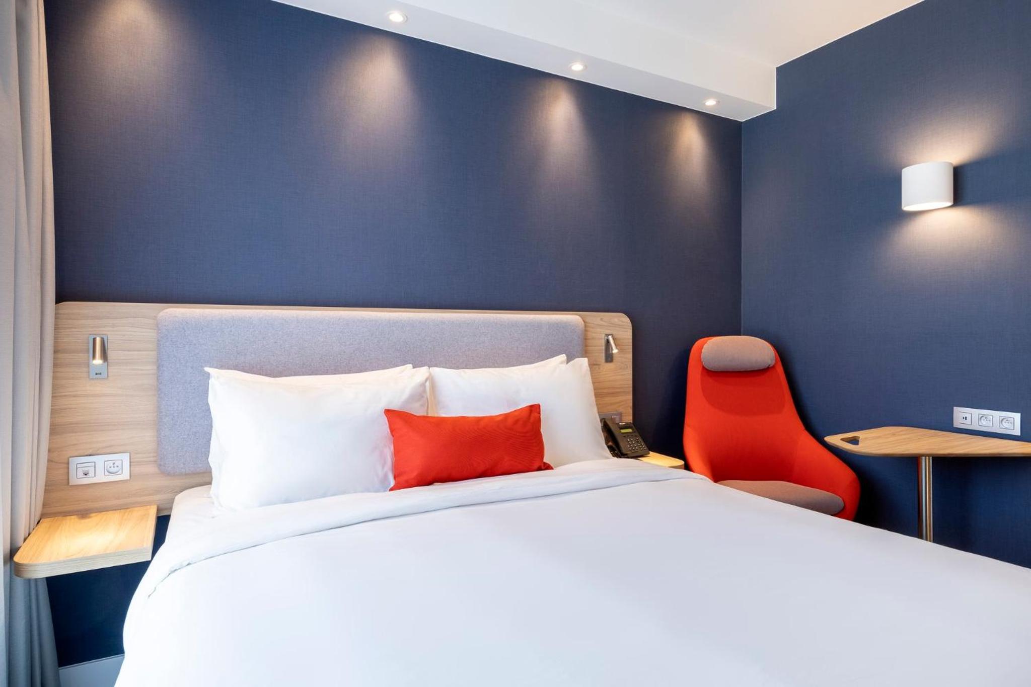 Standard Queen Room with Single Sofa Bed - Free Breakfast