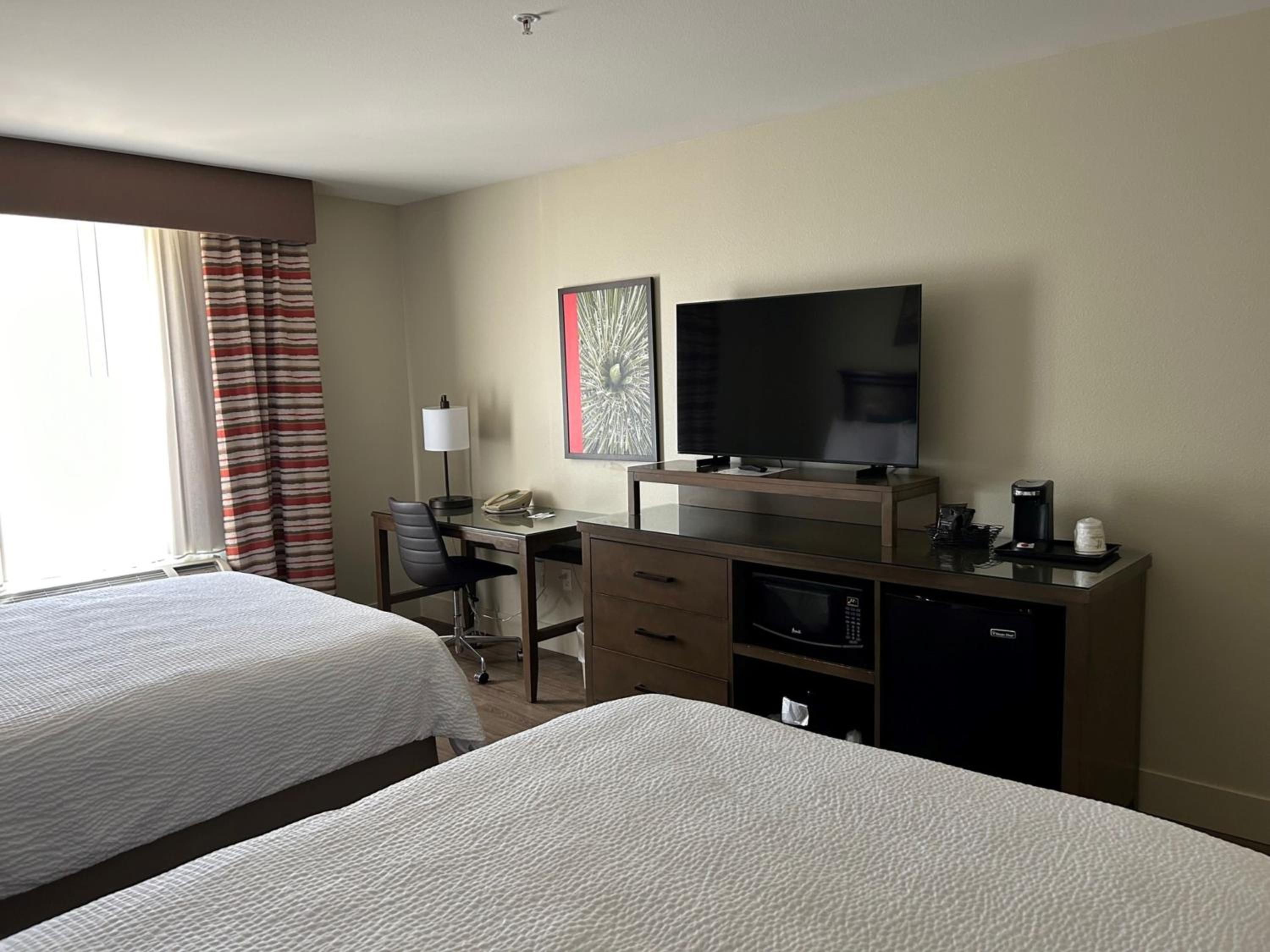 Standard Room with Two Queen Beds - Photo 5