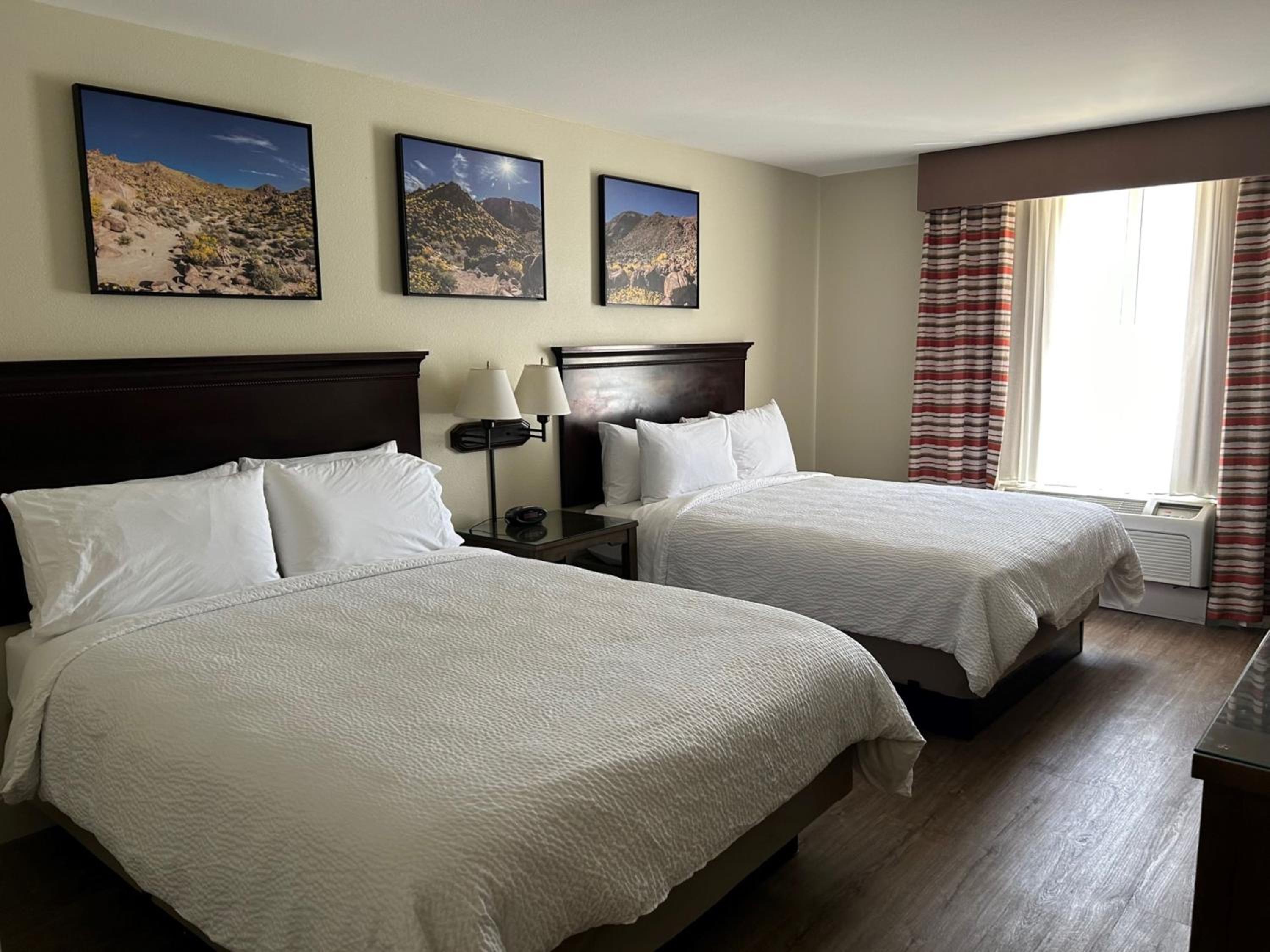 Standard Room with Two Queen Beds - Photo 4