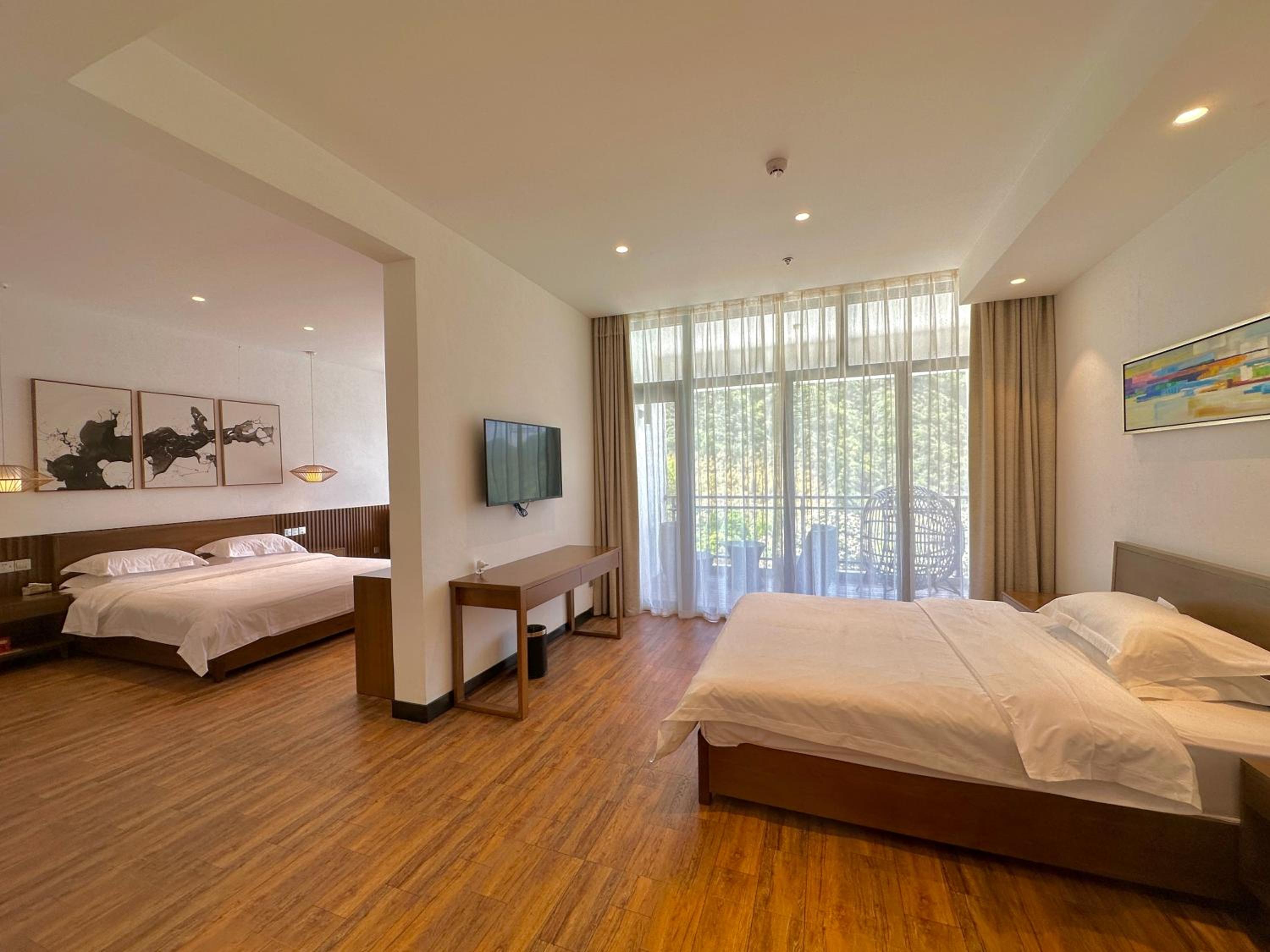 Family Suite with Balcony photo 2