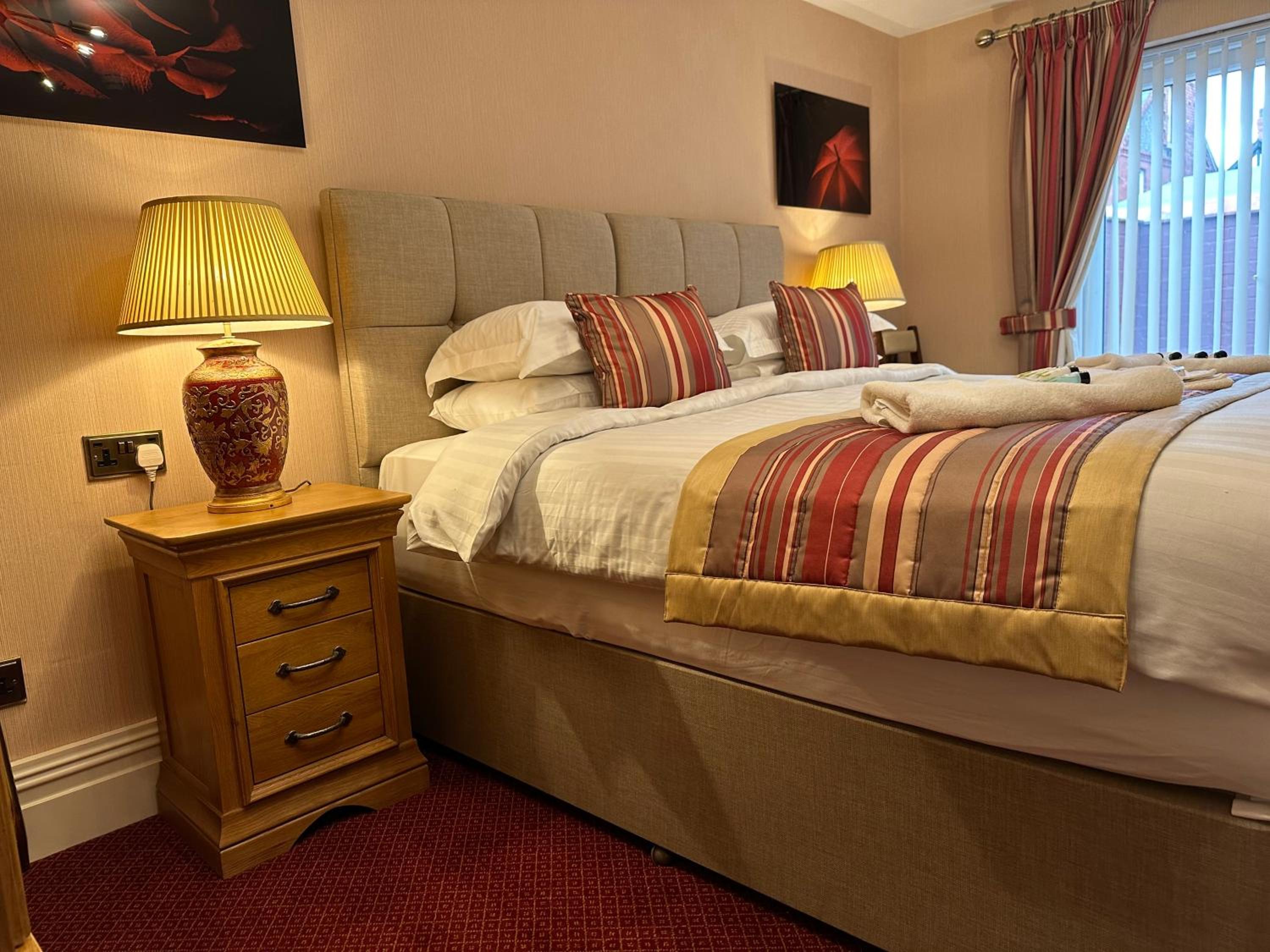 Deluxe Double or Twin Room with Ensuite & Jacuzzi Bath - Photo 9