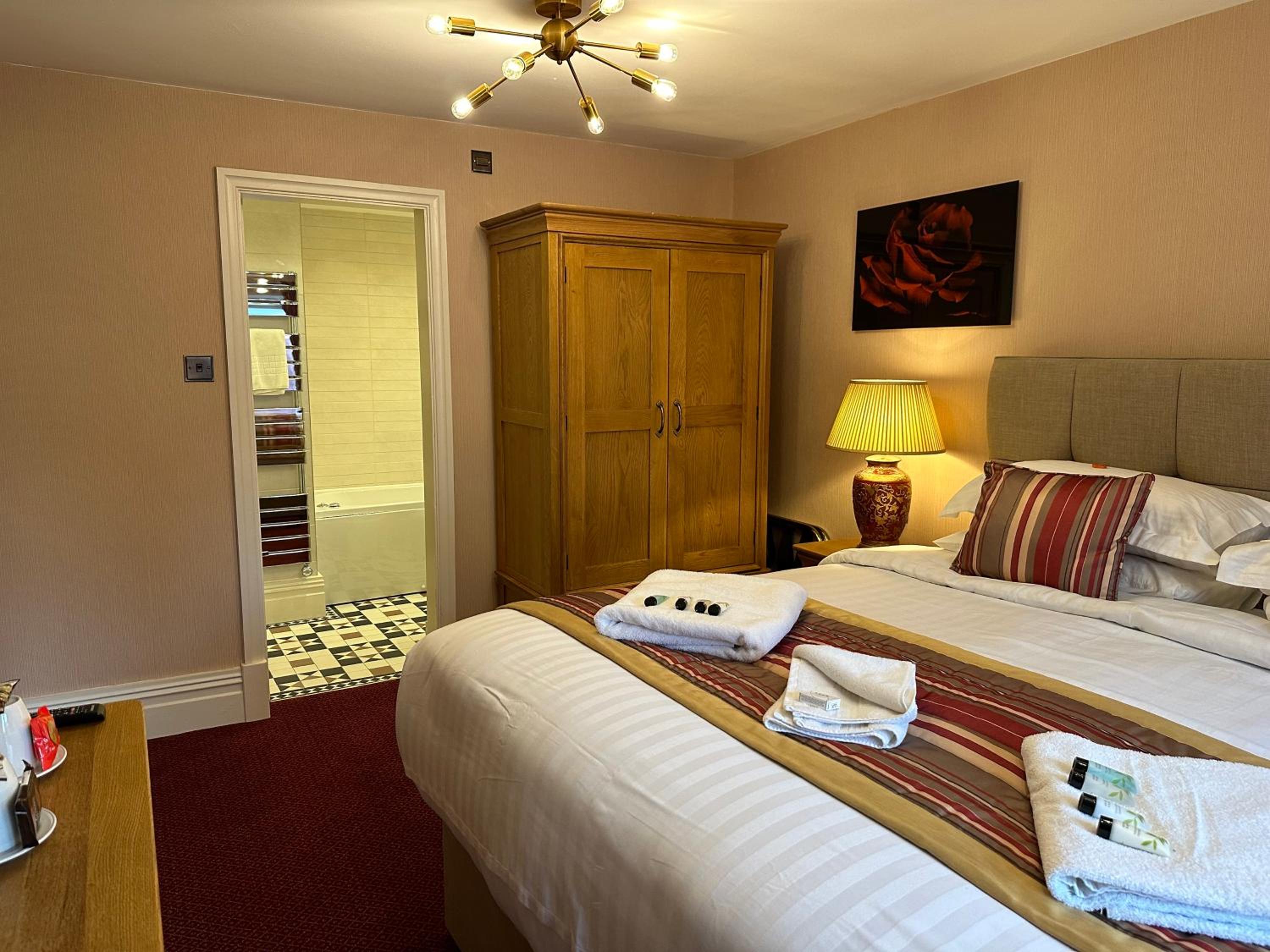 Deluxe Double or Twin Room with Ensuite & Jacuzzi Bath - Photo 10