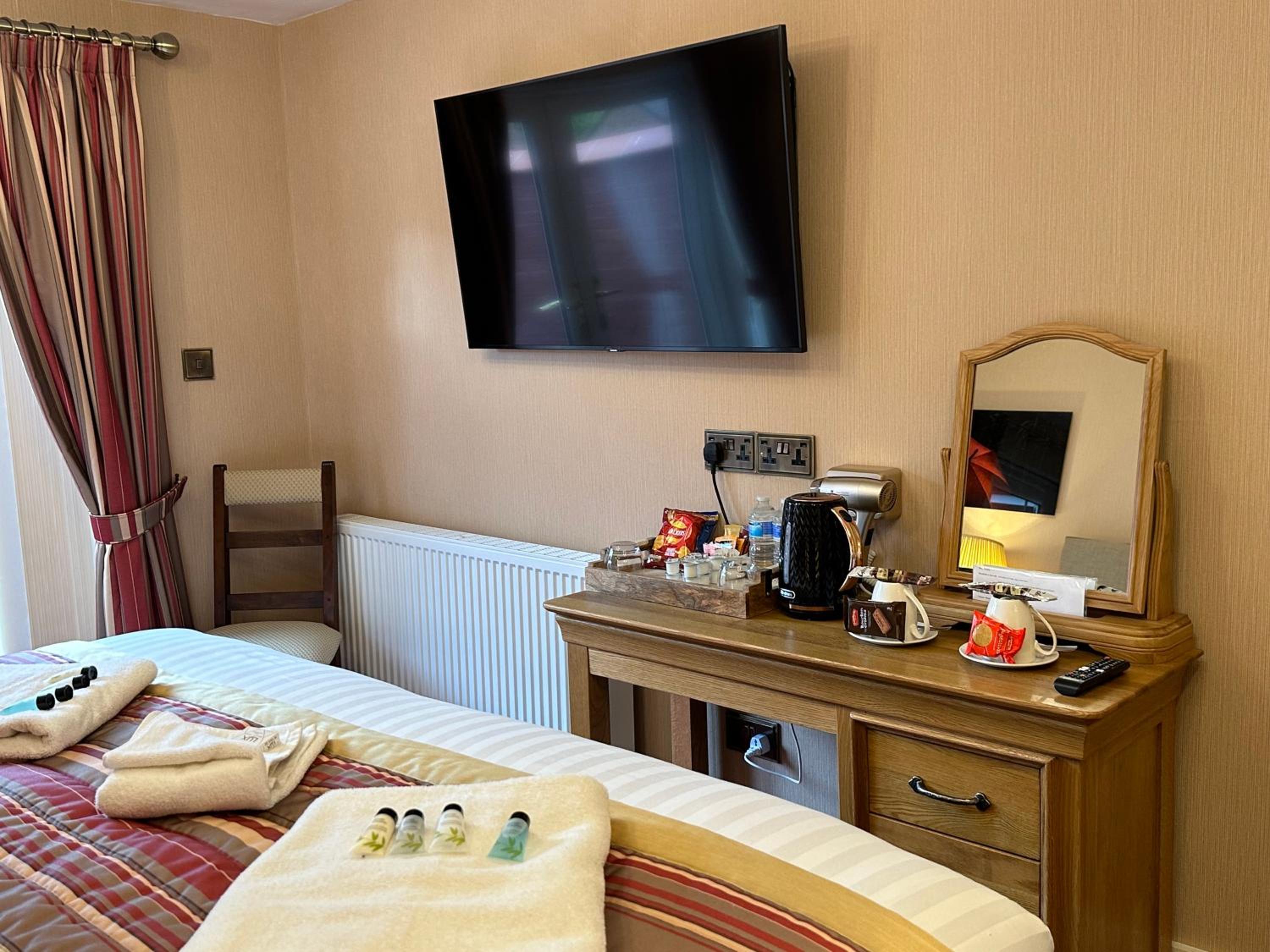 Deluxe Double or Twin Room with Ensuite & Jacuzzi Bath - Photo 11