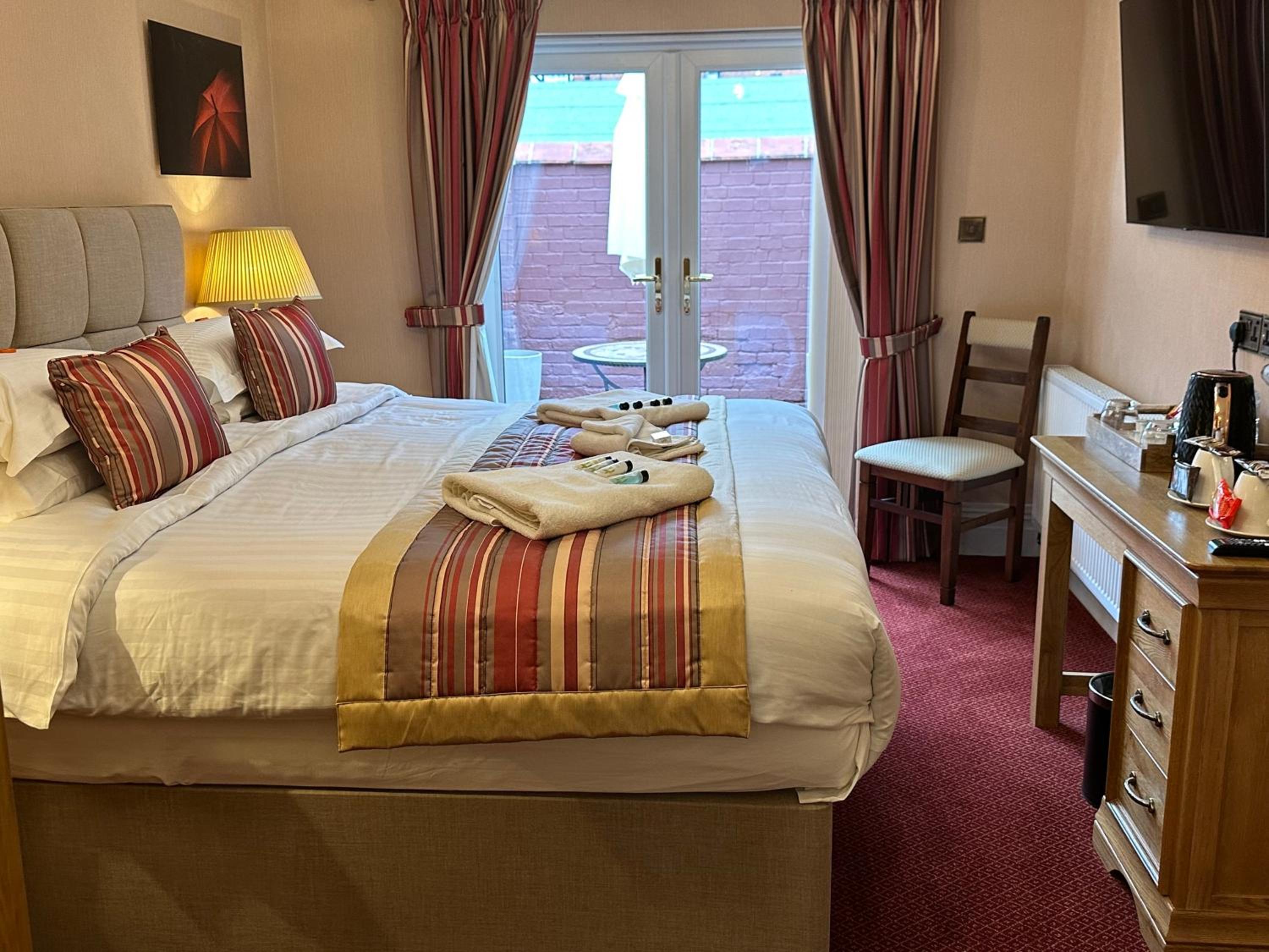 Deluxe Double or Twin Room with Ensuite & Jacuzzi Bath - Photo 8