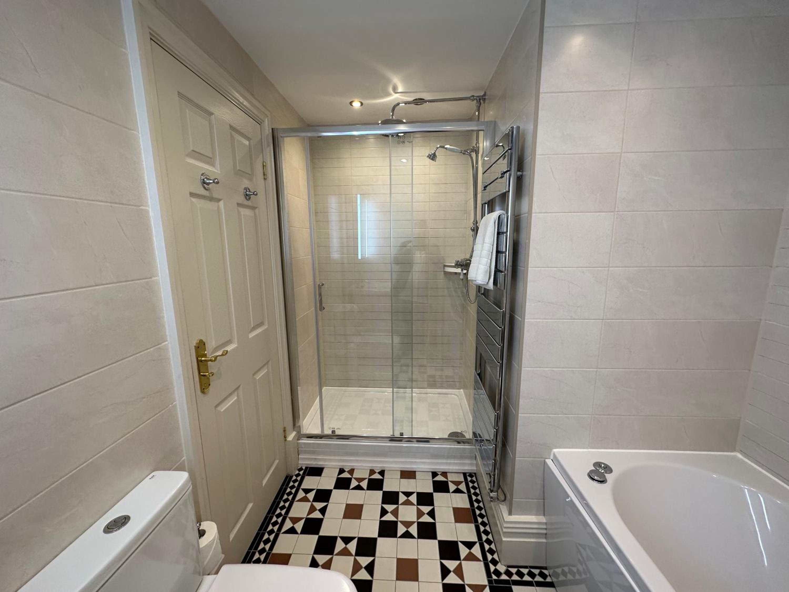 Deluxe Double or Twin Room with Ensuite & Jacuzzi Bath - Photo 12