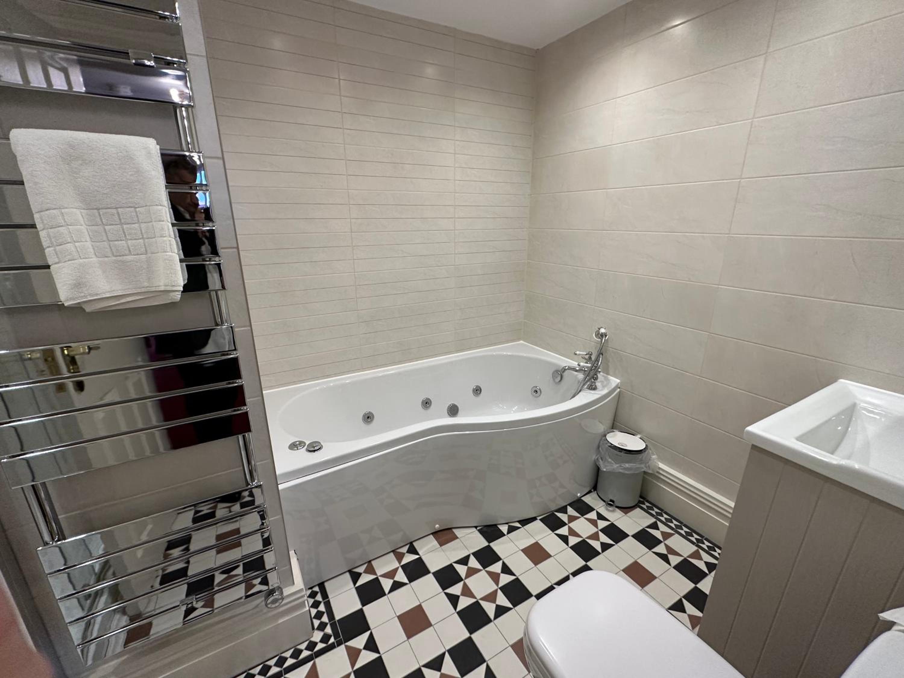 Deluxe Double or Twin Room with Ensuite & Jacuzzi Bath - Photo 13