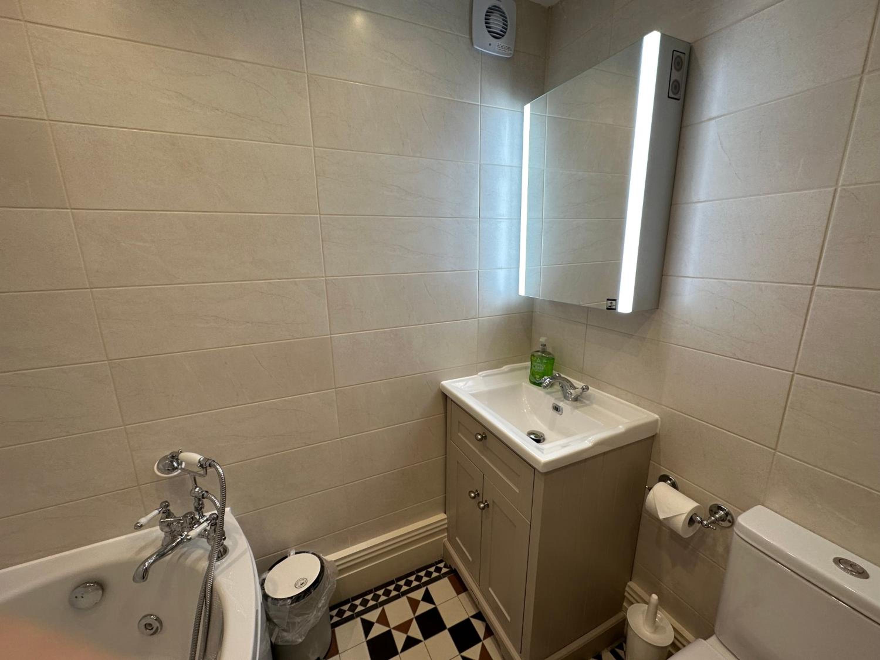 Deluxe Double or Twin Room with Ensuite & Jacuzzi Bath - Photo 2