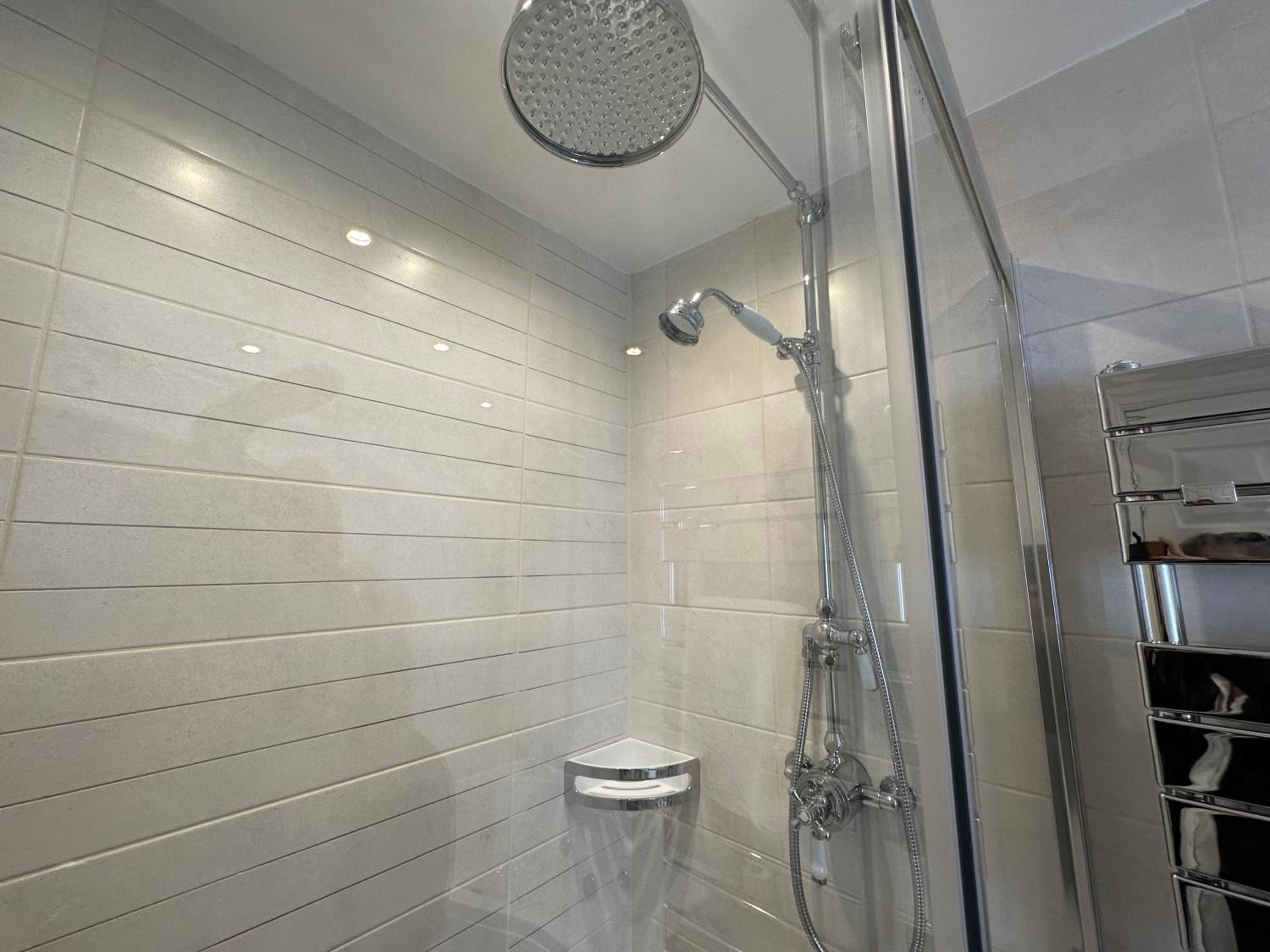 Deluxe Double or Twin Room with Ensuite & Jacuzzi Bath - Photo 3