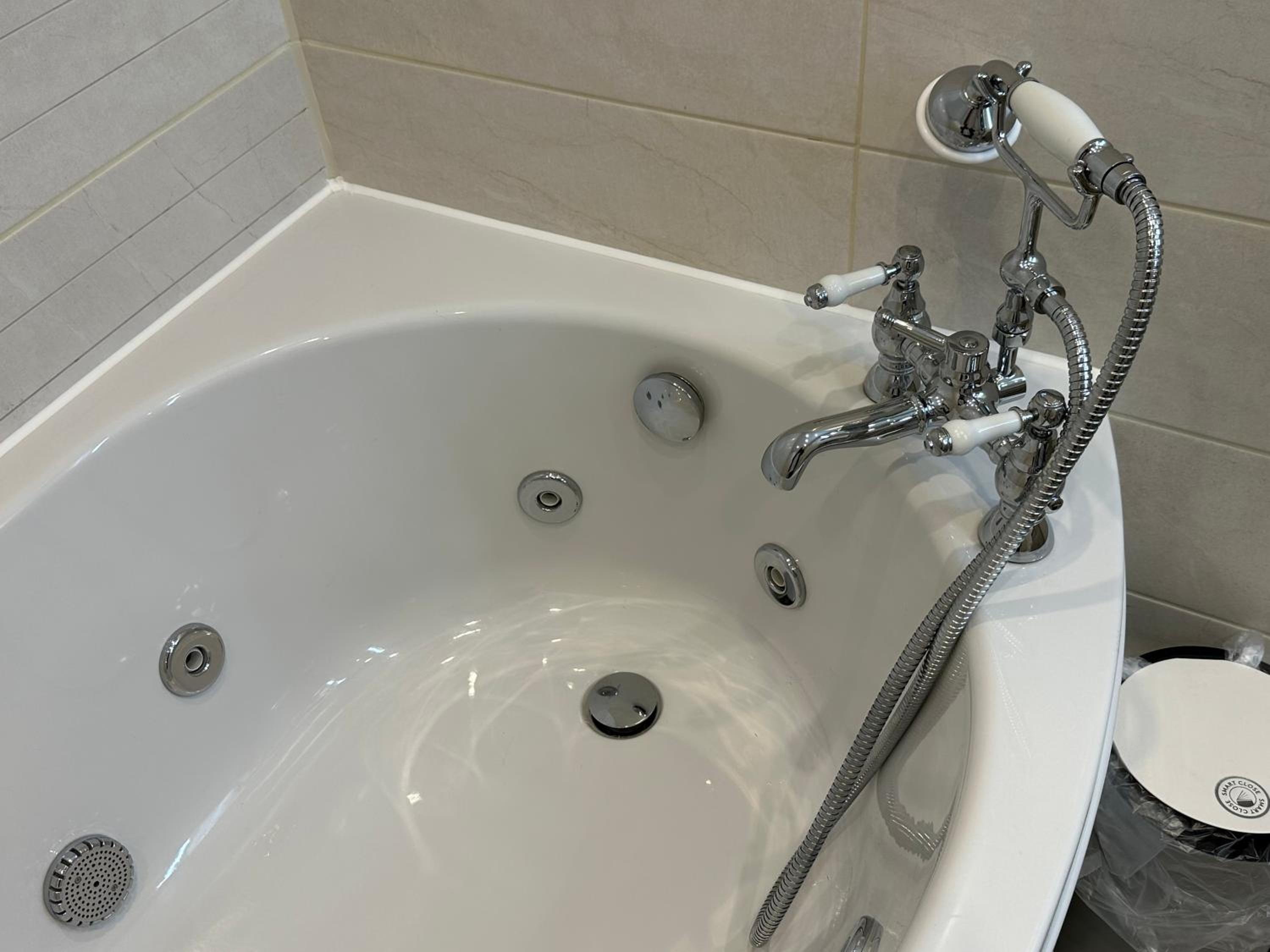 Deluxe Double or Twin Room with Ensuite & Jacuzzi Bath - Photo 6