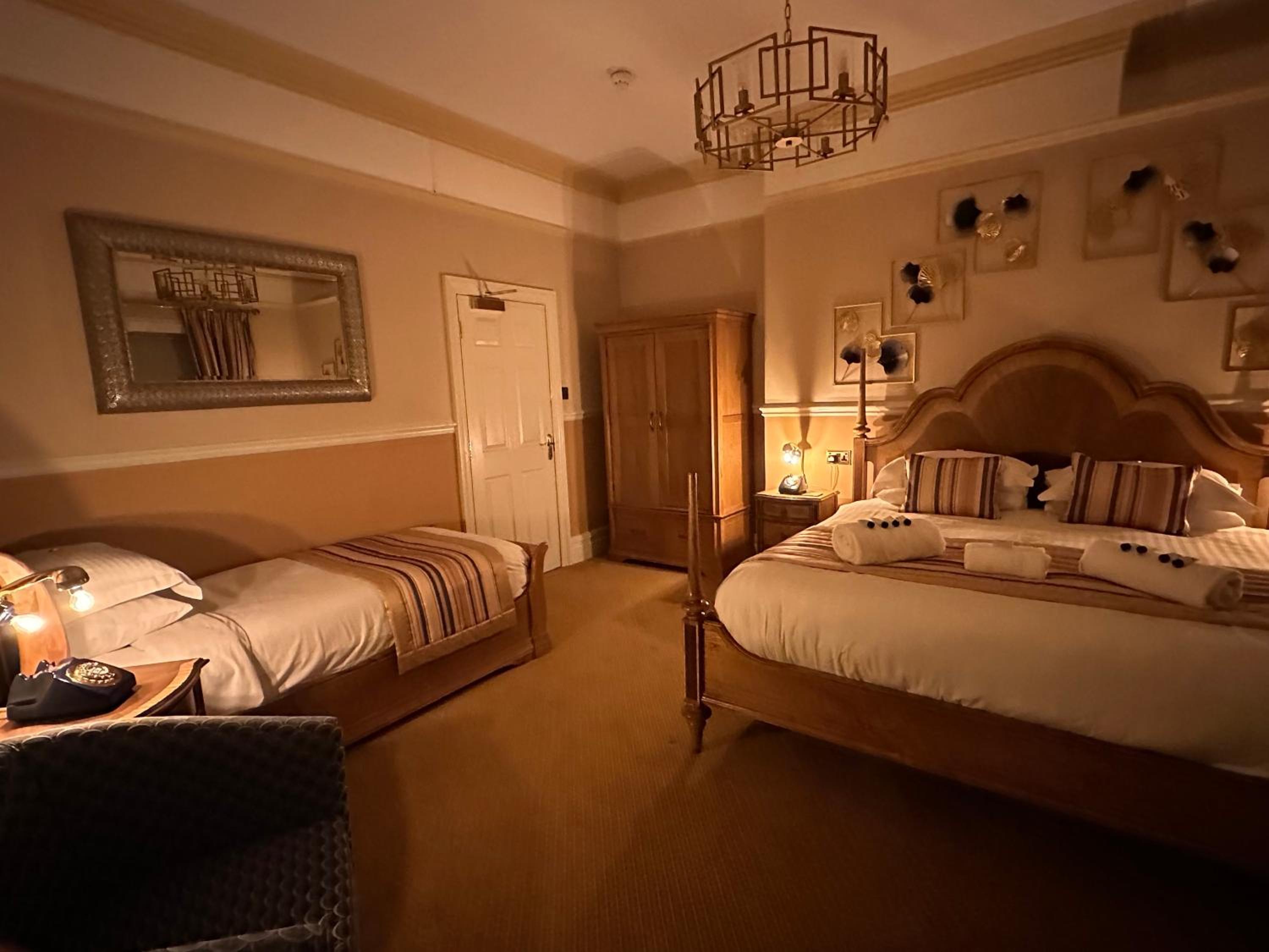 Super Deluxe Triple Room with Ensuite & Jacuzzi Bath - Photo 5