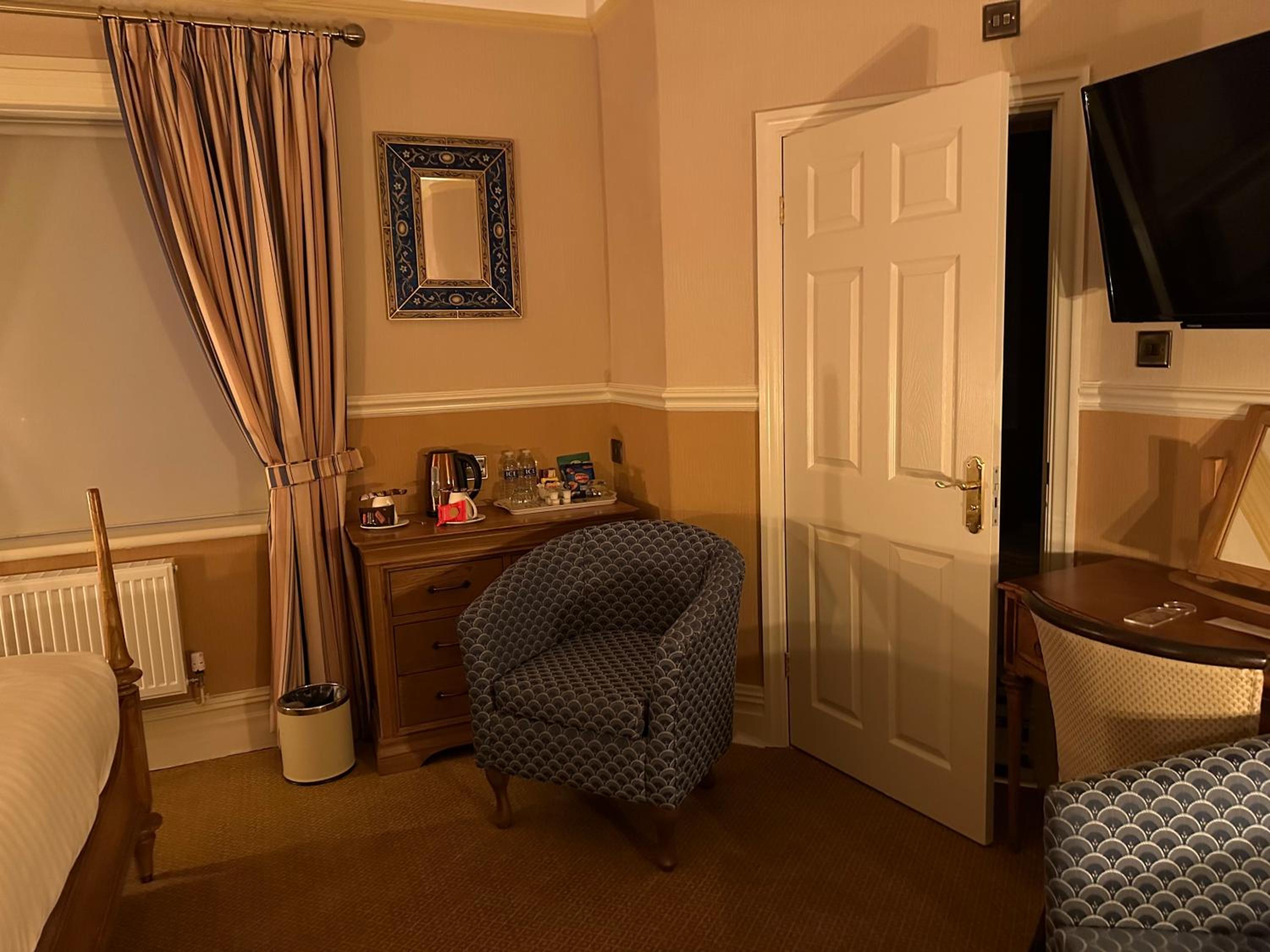 Super Deluxe Triple Room with Ensuite & Jacuzzi Bath - Photo 6