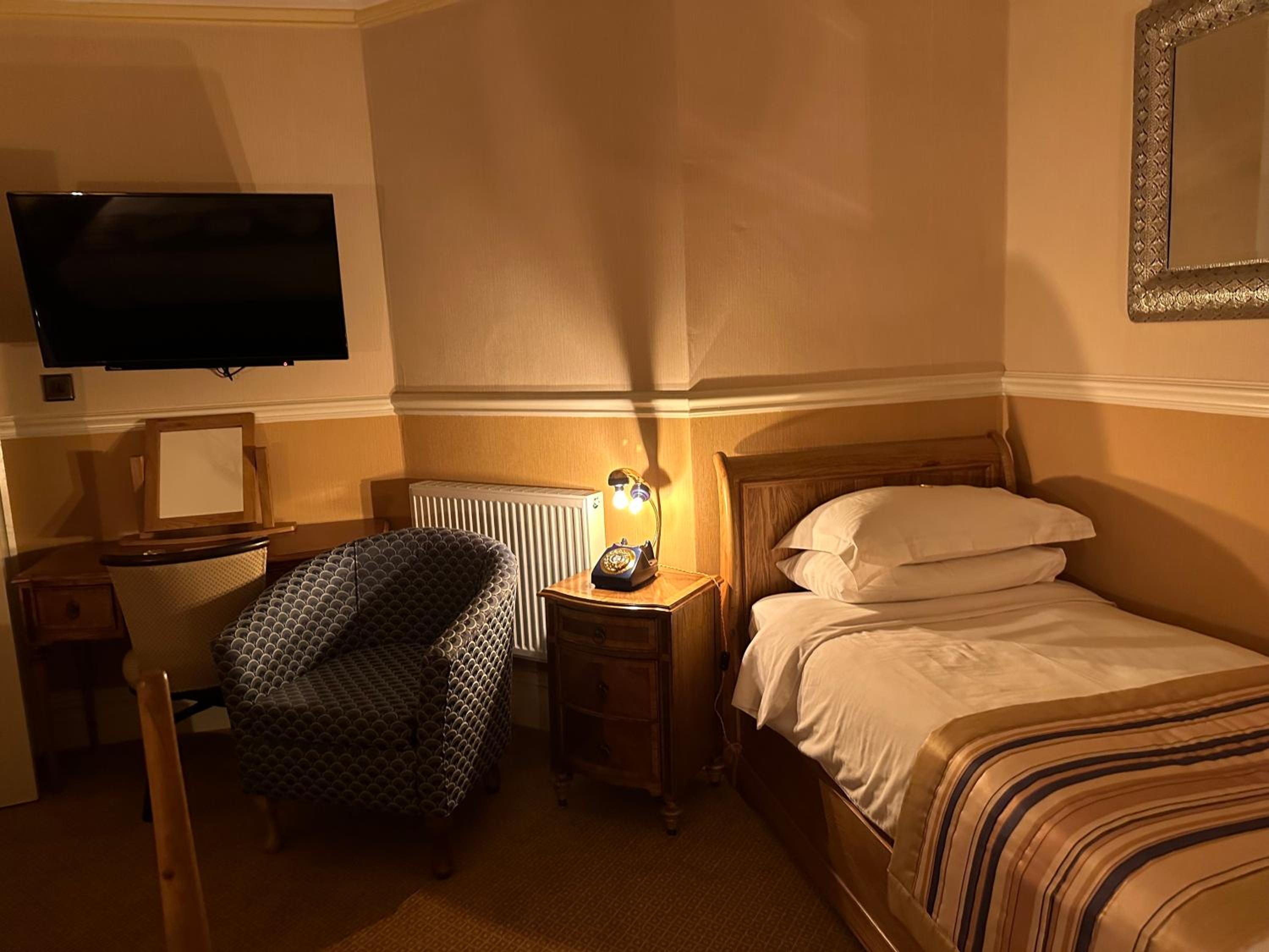 Super Deluxe Triple Room with Ensuite & Jacuzzi Bath - Photo 15