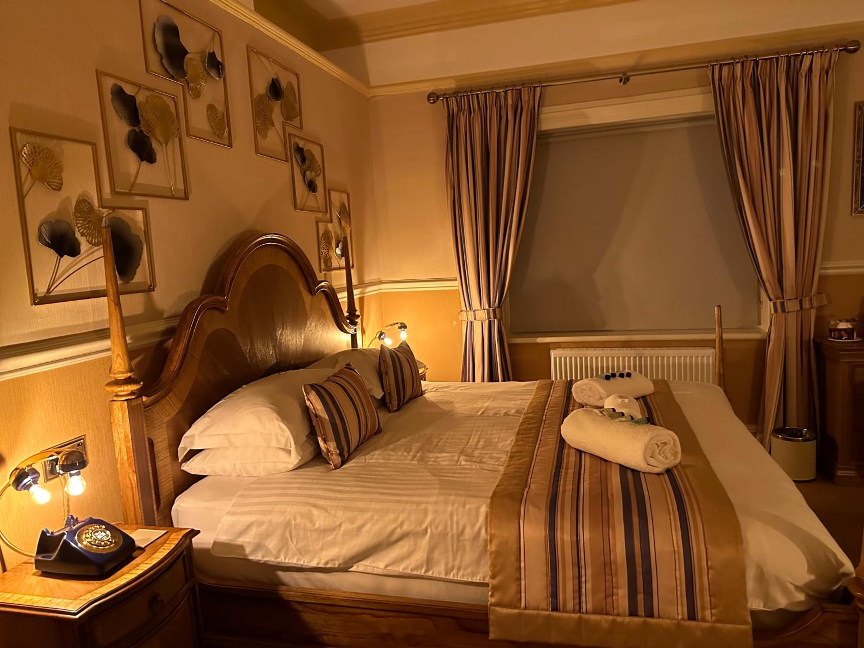 Super Deluxe Triple Room with Ensuite & Jacuzzi Bath - Photo 16