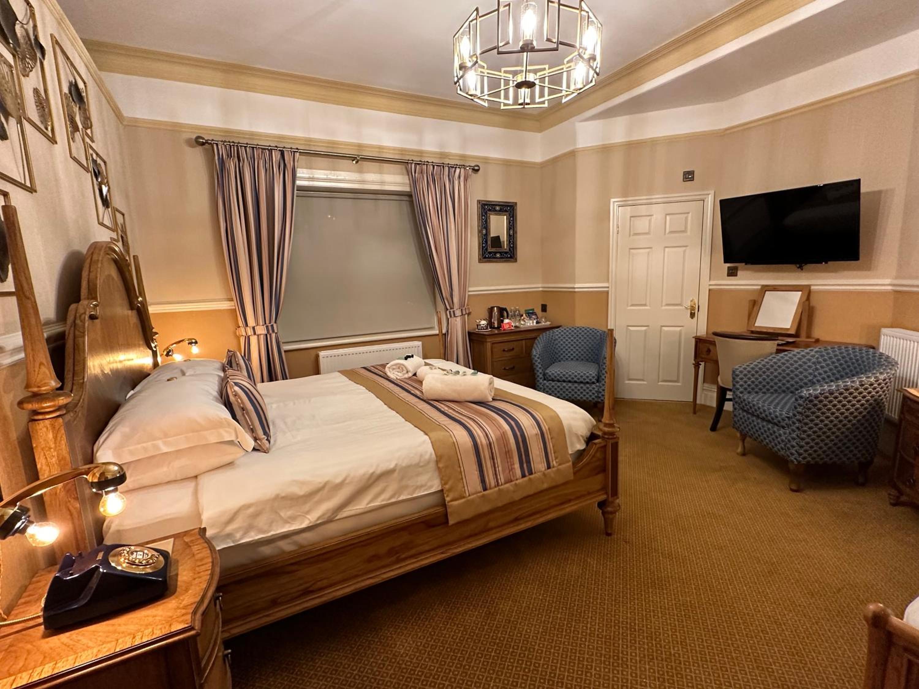 Super Deluxe Triple Room with Ensuite & Jacuzzi Bath - Photo 1