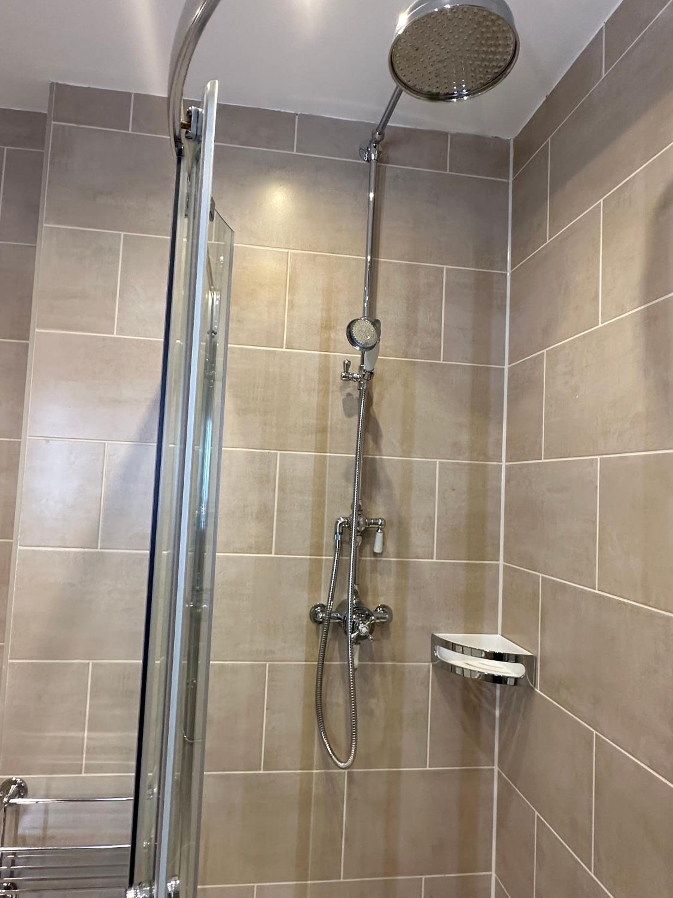 Super Deluxe Triple Room with Ensuite & Jacuzzi Bath - Photo 19