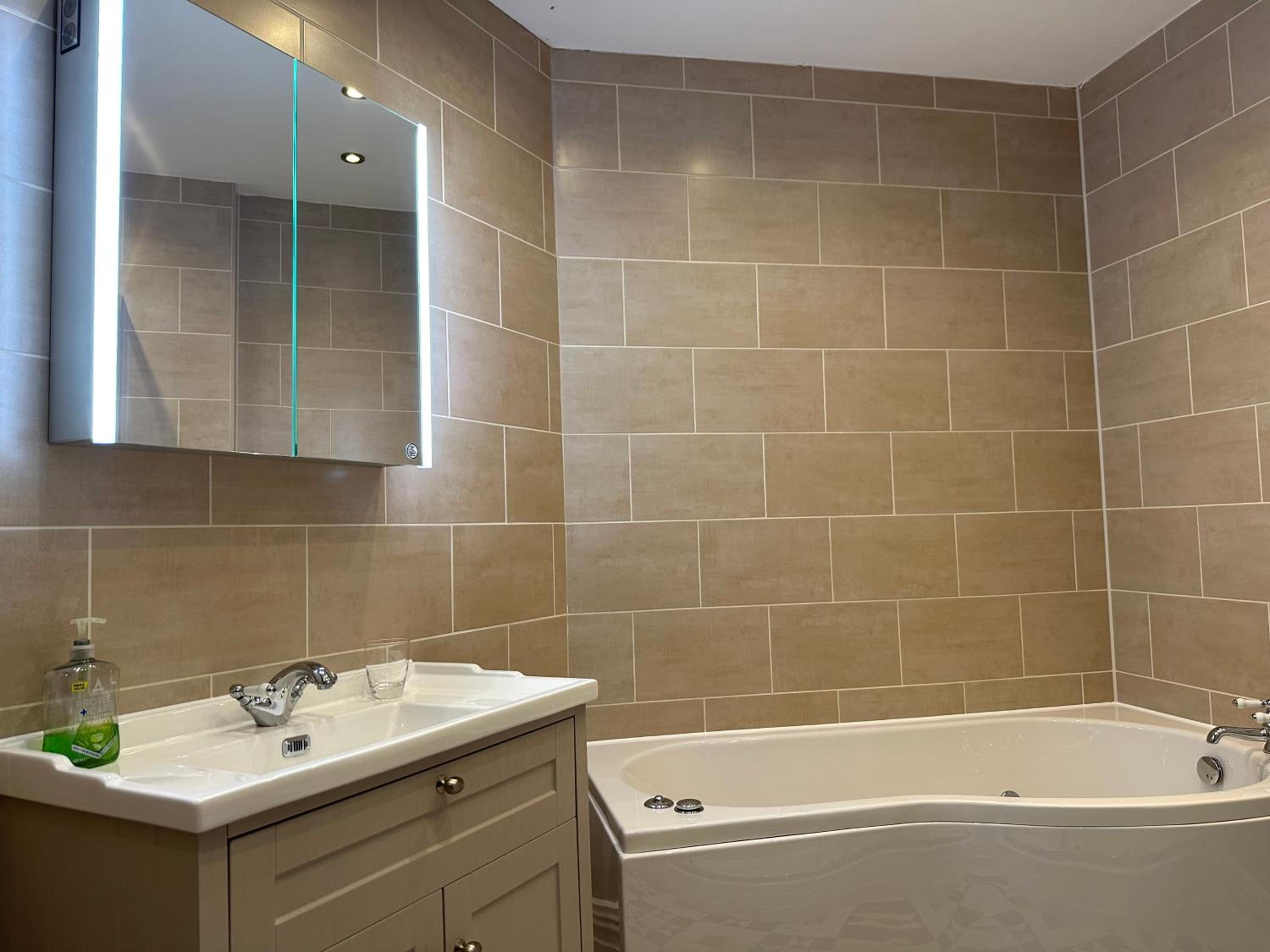 Super Deluxe Triple Room with Ensuite & Jacuzzi Bath - Photo 20