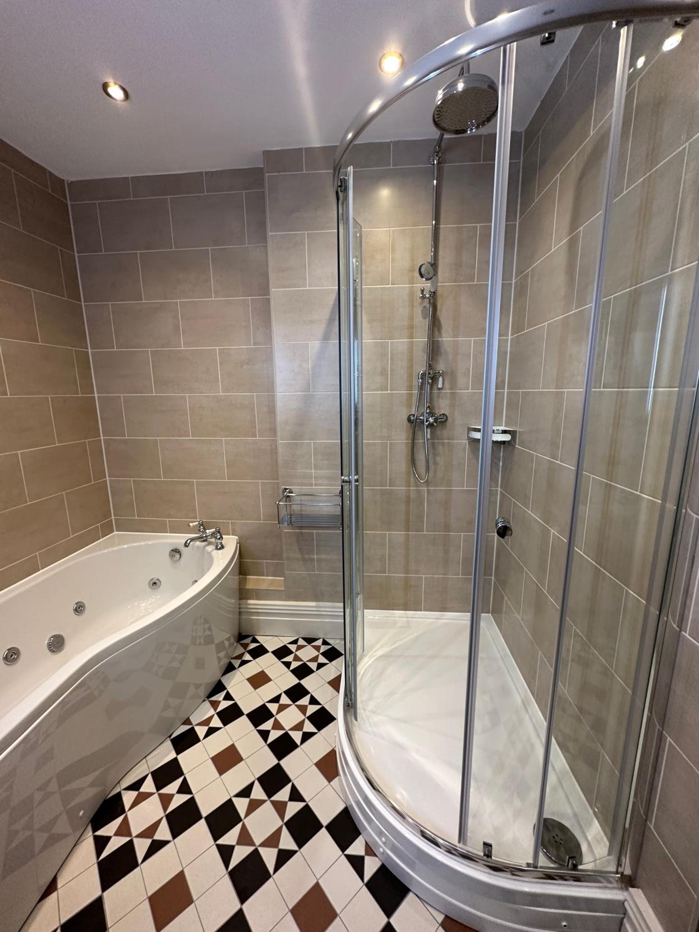 Super Deluxe Triple Room with Ensuite & Jacuzzi Bath - Photo 21