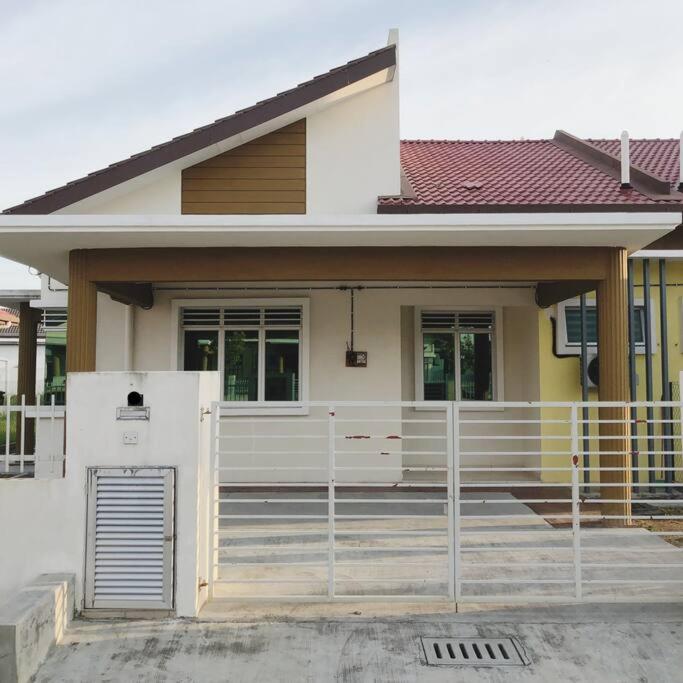 Three-Bedroom House photo 2