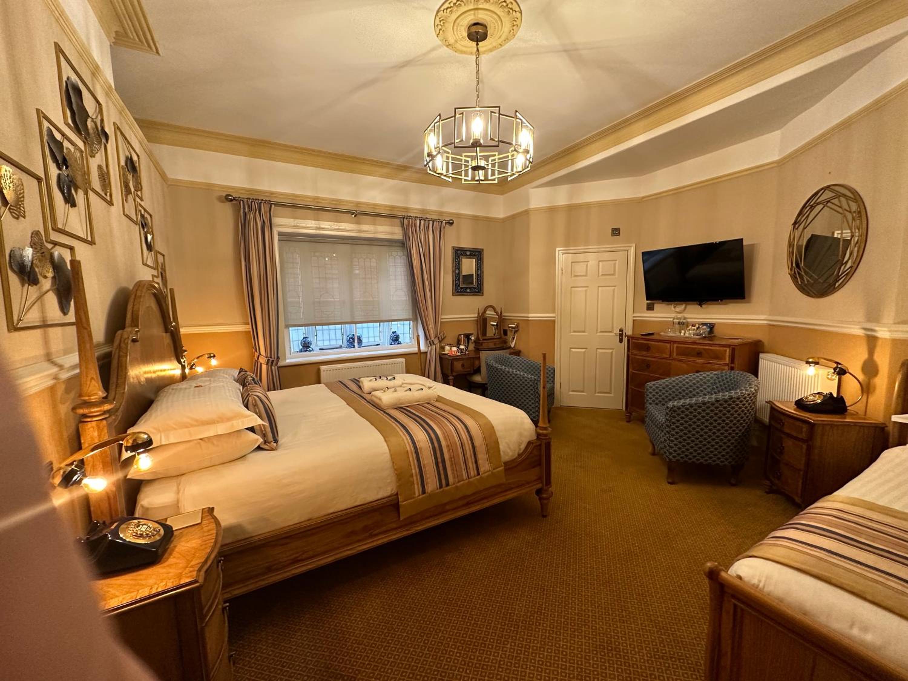 Super Deluxe Triple Room with Ensuite & Jacuzzi Bath - Photo 2