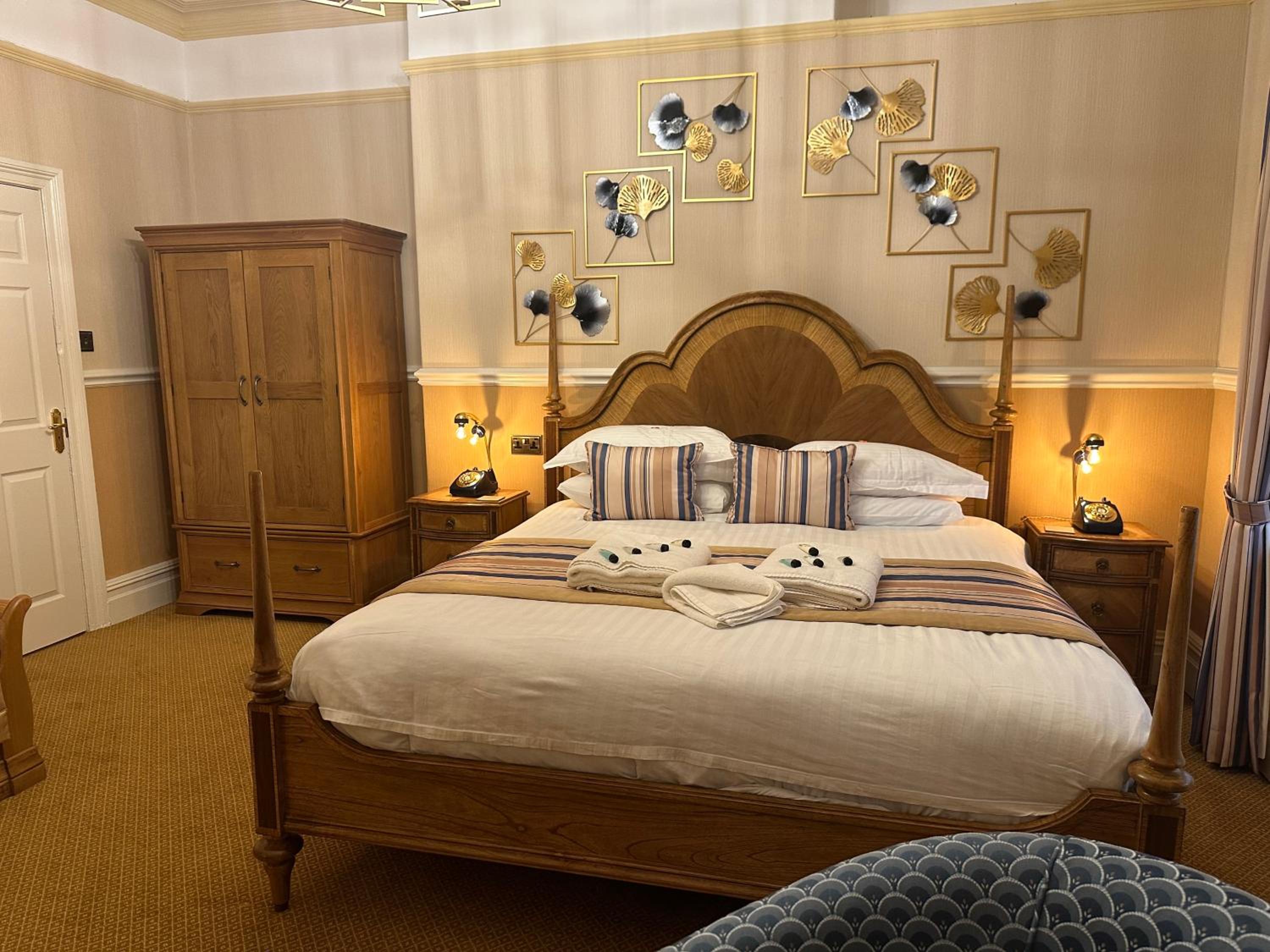 Super Deluxe Triple Room with Ensuite & Jacuzzi Bath - Photo 9