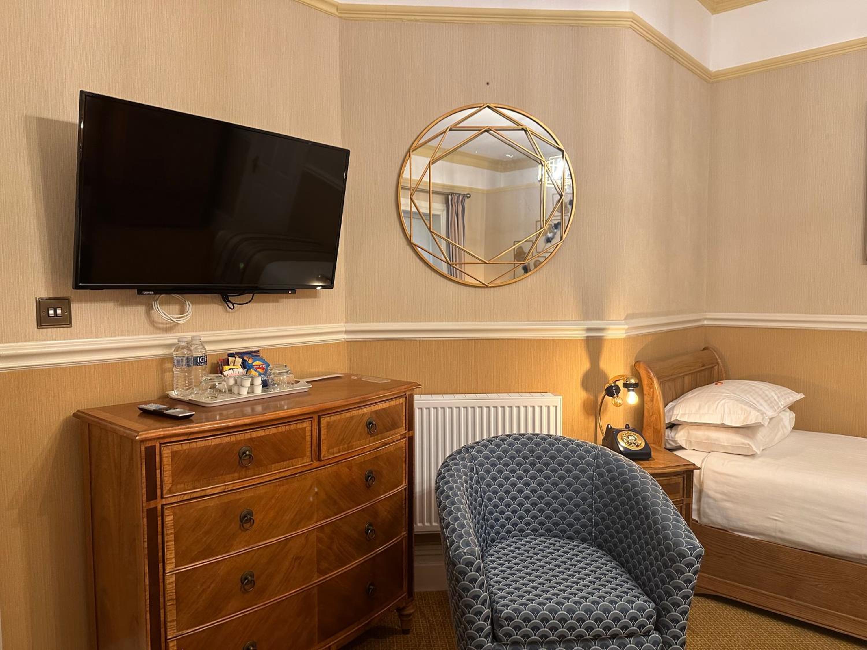 Super Deluxe Triple Room with Ensuite & Jacuzzi Bath - Photo 10
