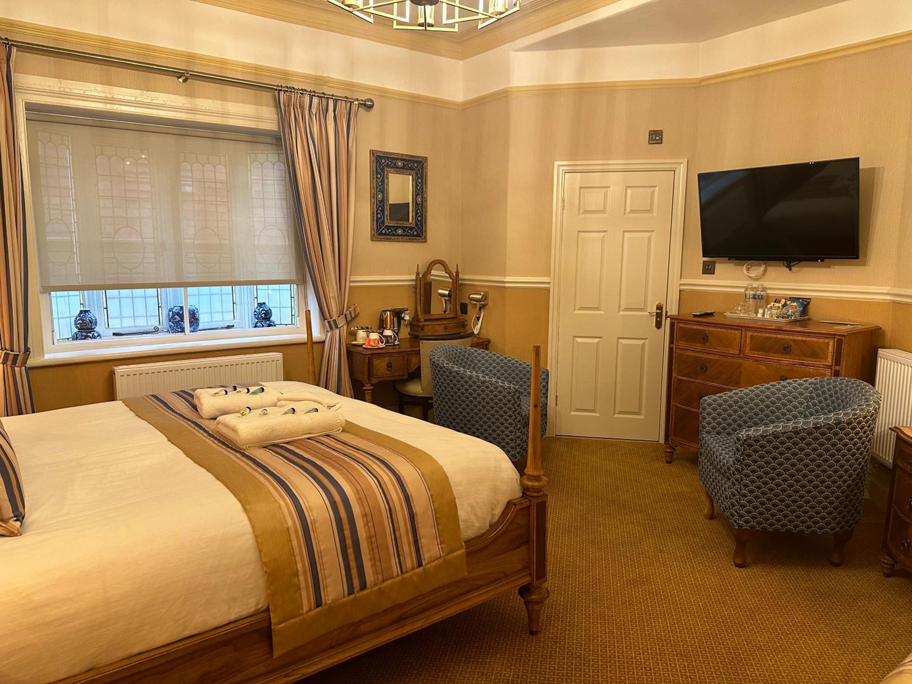 Super Deluxe Triple Room with Ensuite & Jacuzzi Bath - Photo 4