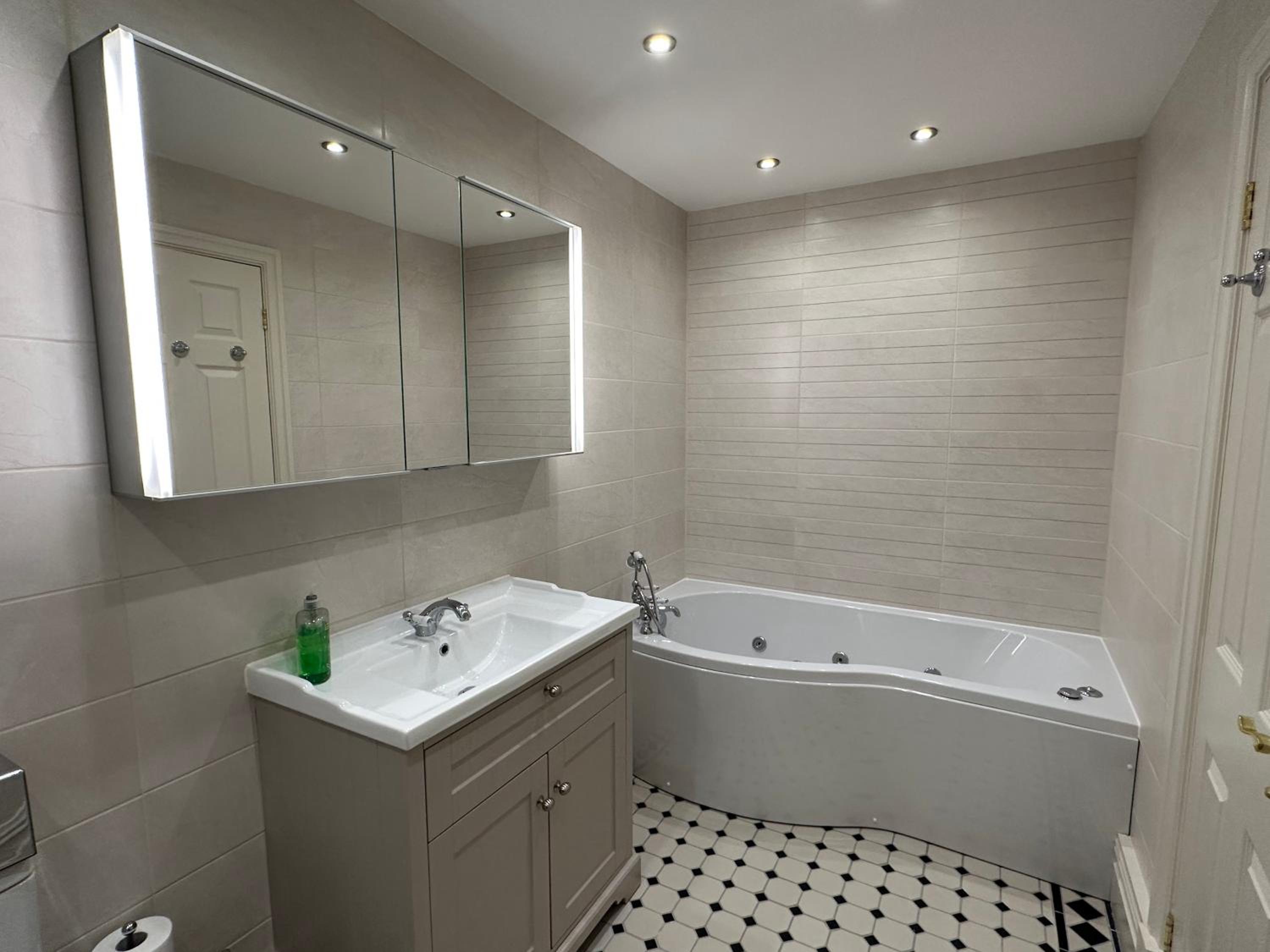 Deluxe Quadruple Room Ensuite with Jacuzzi Bath - Photo 11