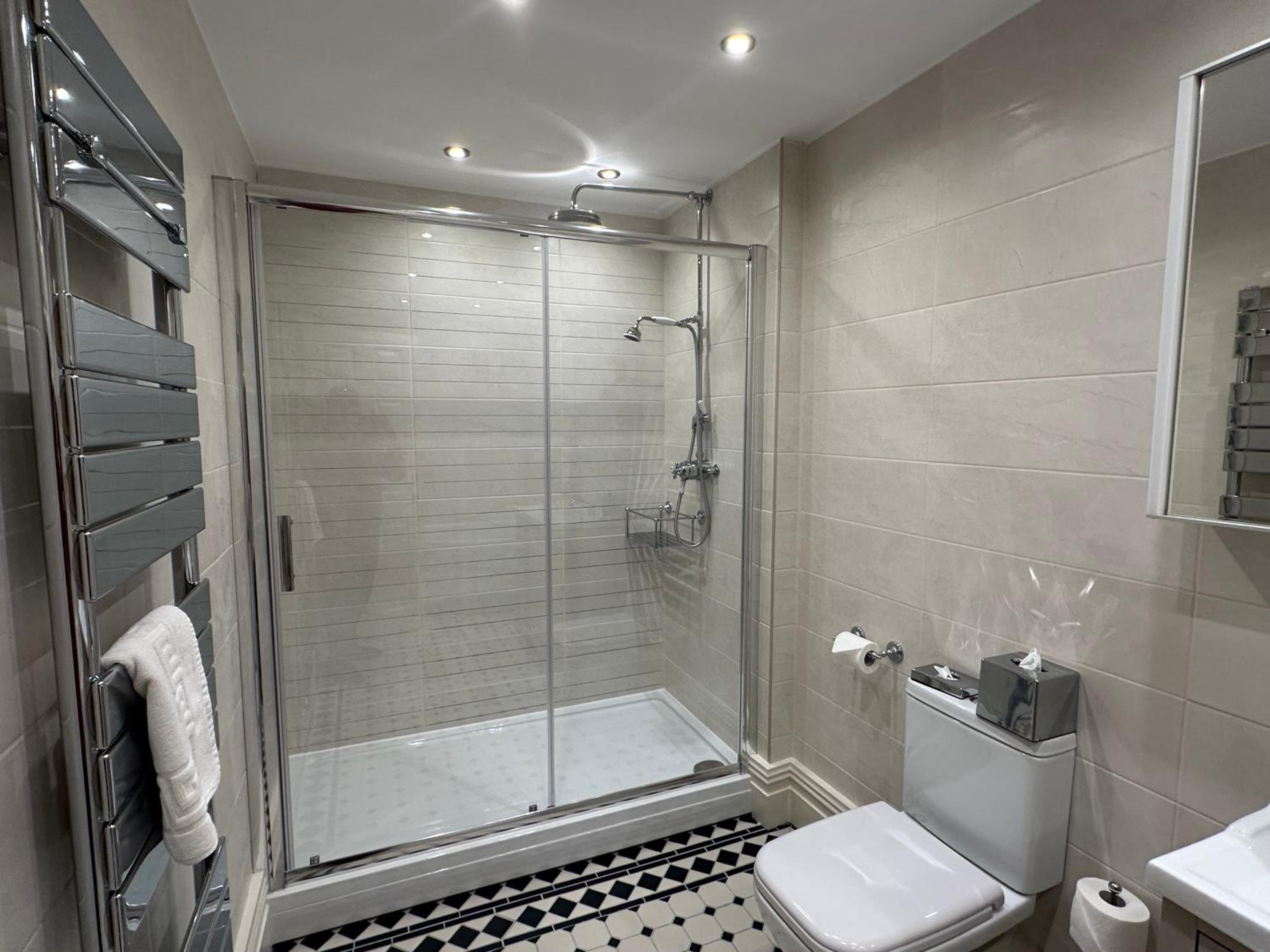 Deluxe Quadruple Room Ensuite with Jacuzzi Bath - Photo 10