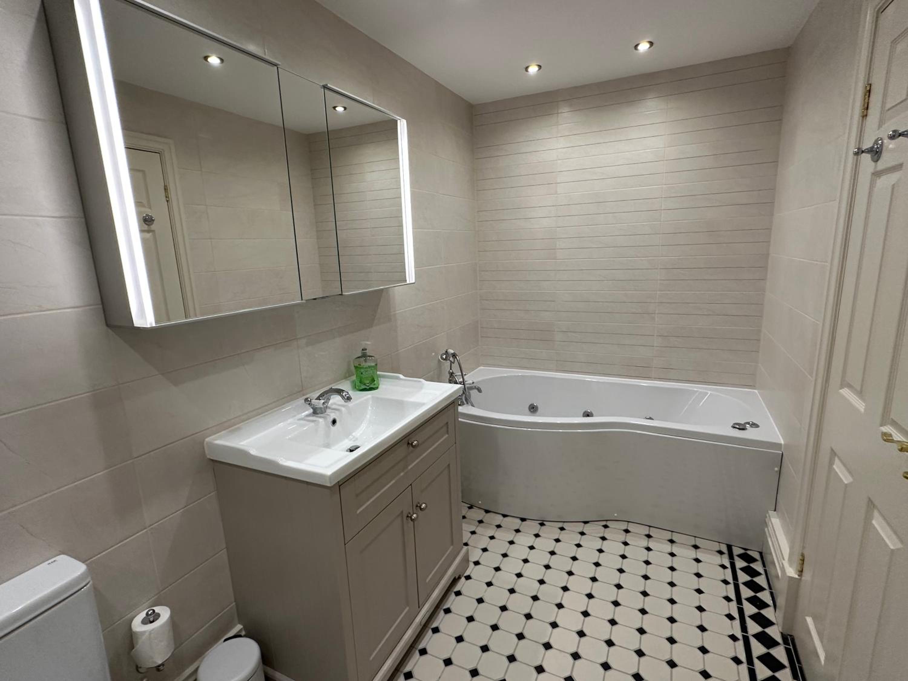 Deluxe Quadruple Room Ensuite with Jacuzzi Bath - Photo 8