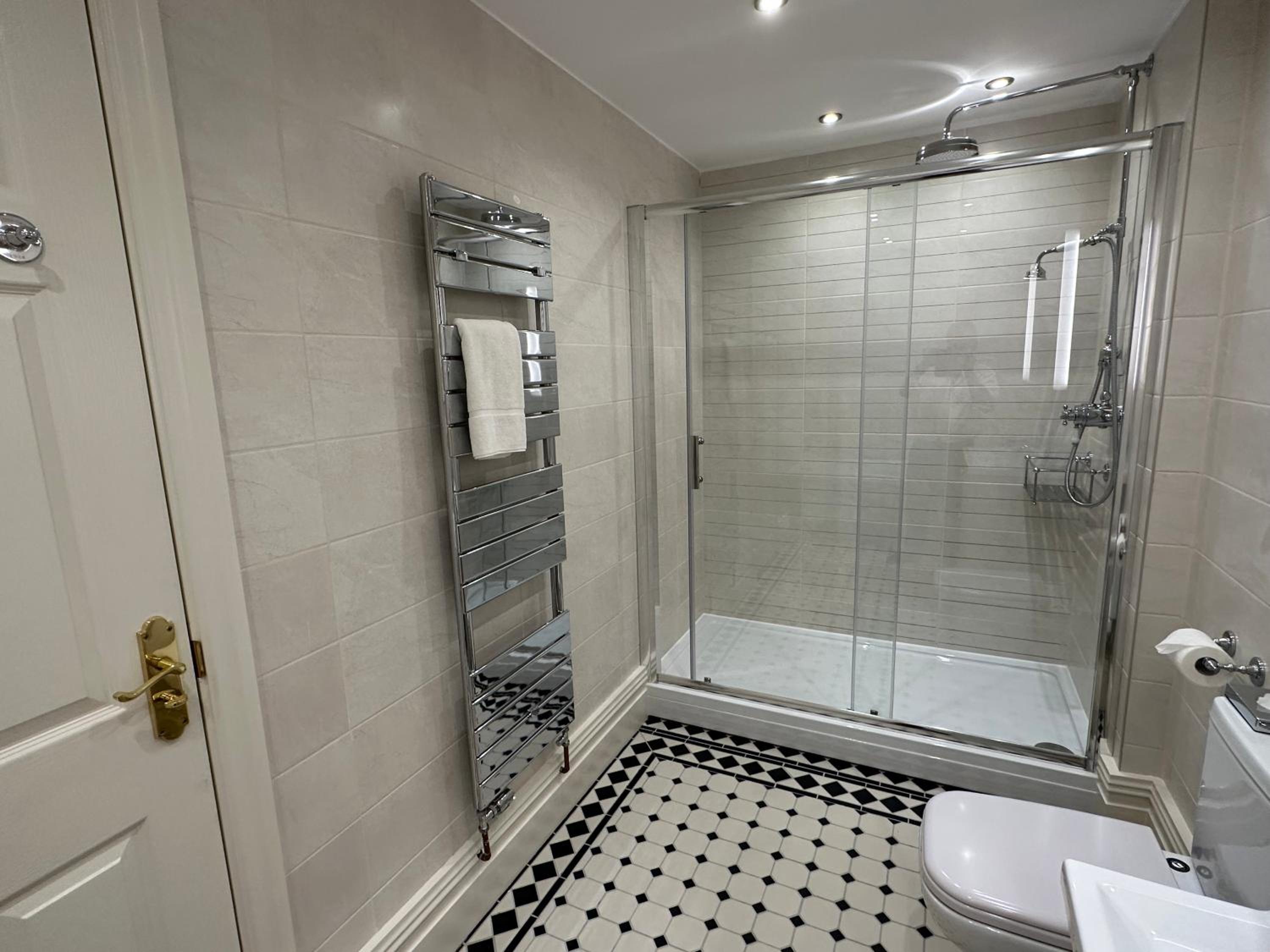 Deluxe Quadruple Room Ensuite with Jacuzzi Bath - Photo 7