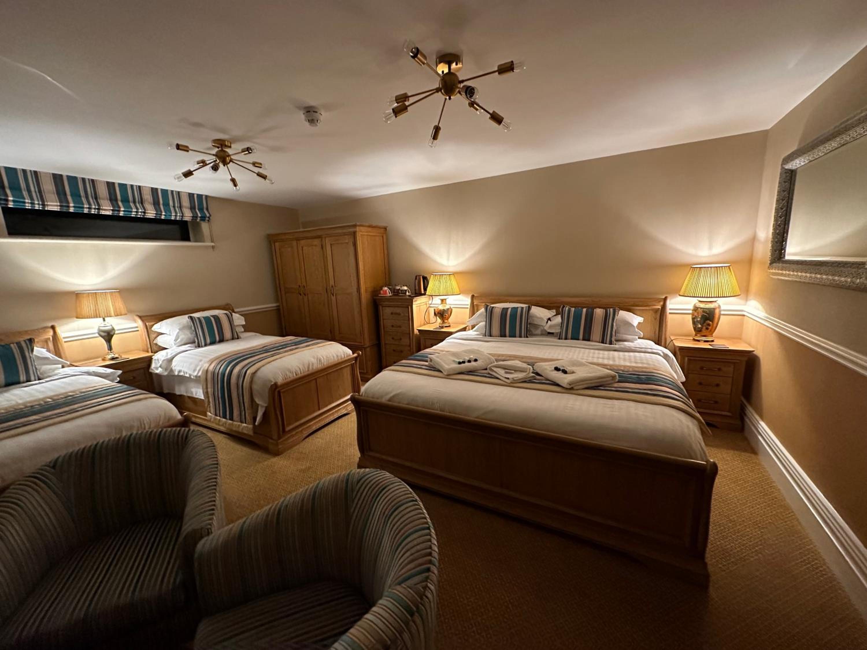 Deluxe Quadruple Room Ensuite with Jacuzzi Bath - Photo 5