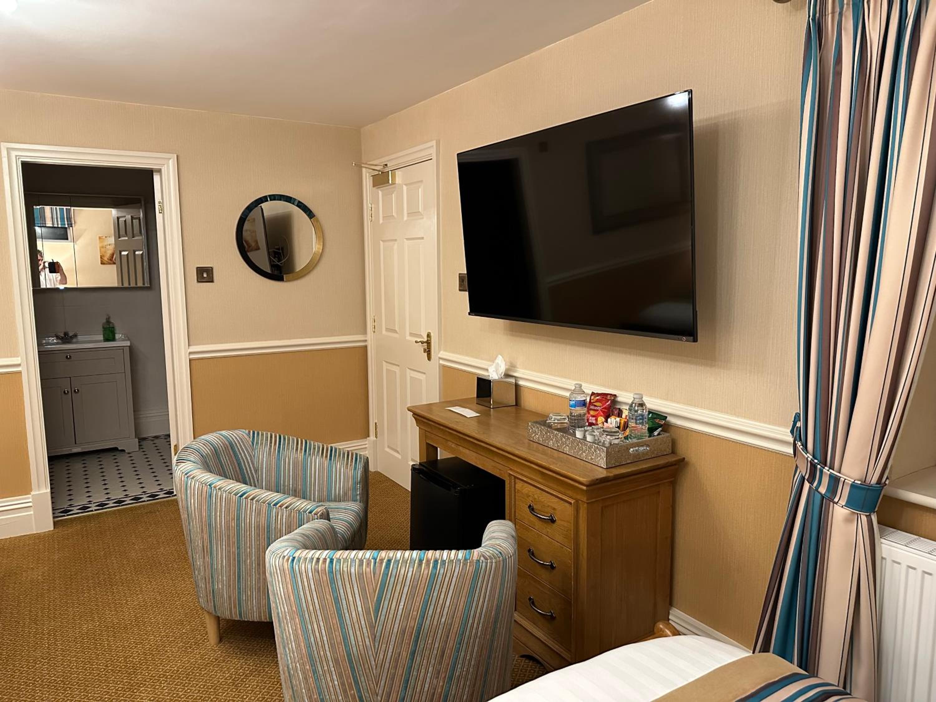 Deluxe Quadruple Room Ensuite with Jacuzzi Bath - Photo 4