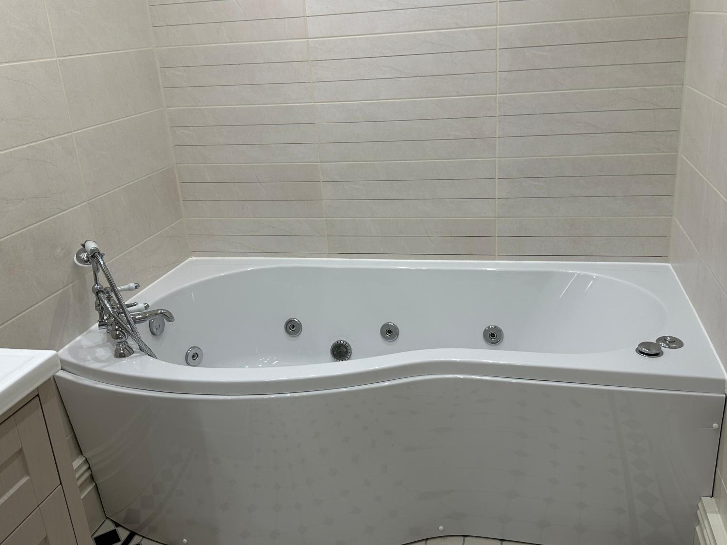 Deluxe Quadruple Room Ensuite with Jacuzzi Bath - Photo 3