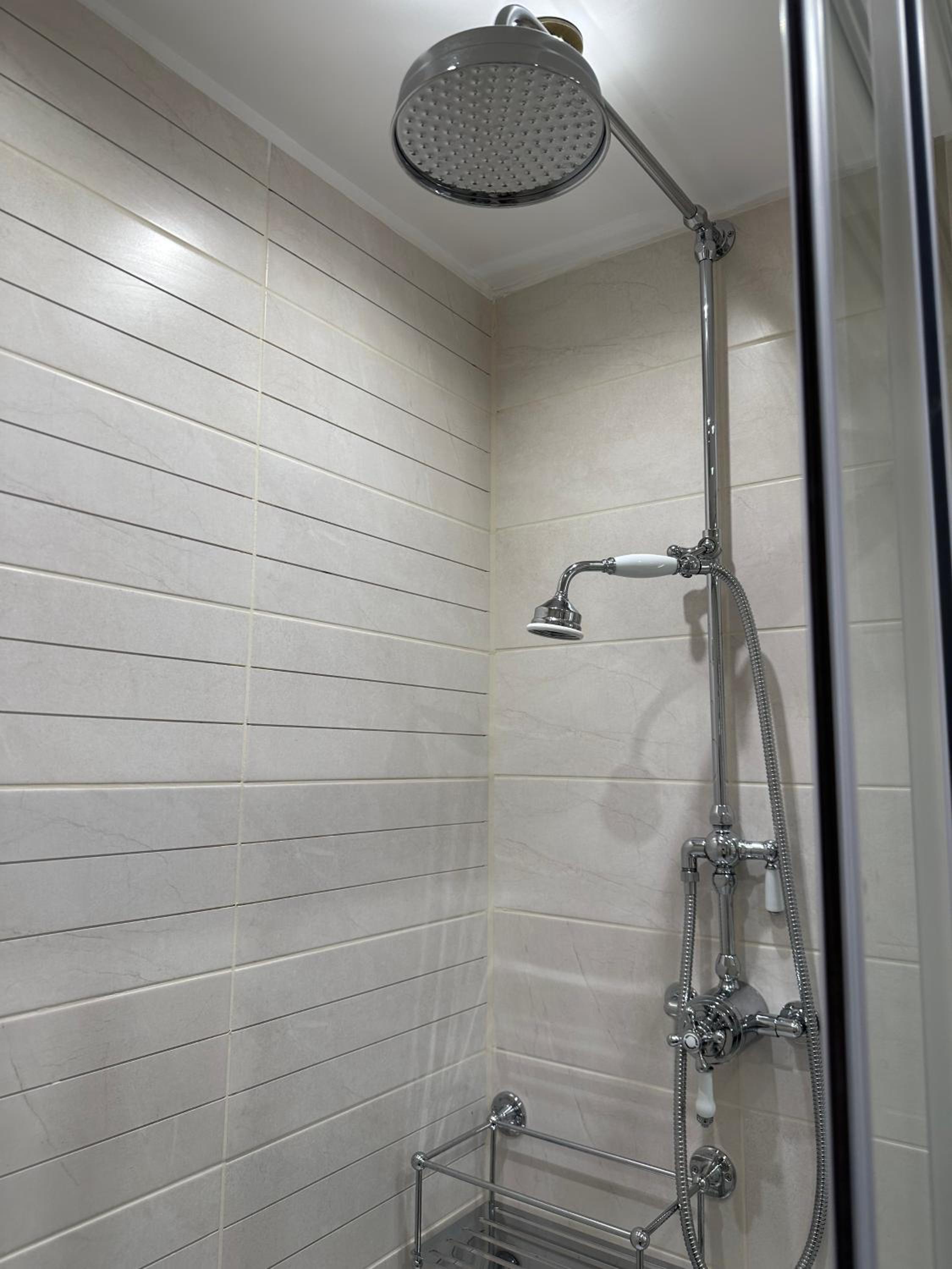 Deluxe Quadruple Room Ensuite with Jacuzzi Bath - Photo 23