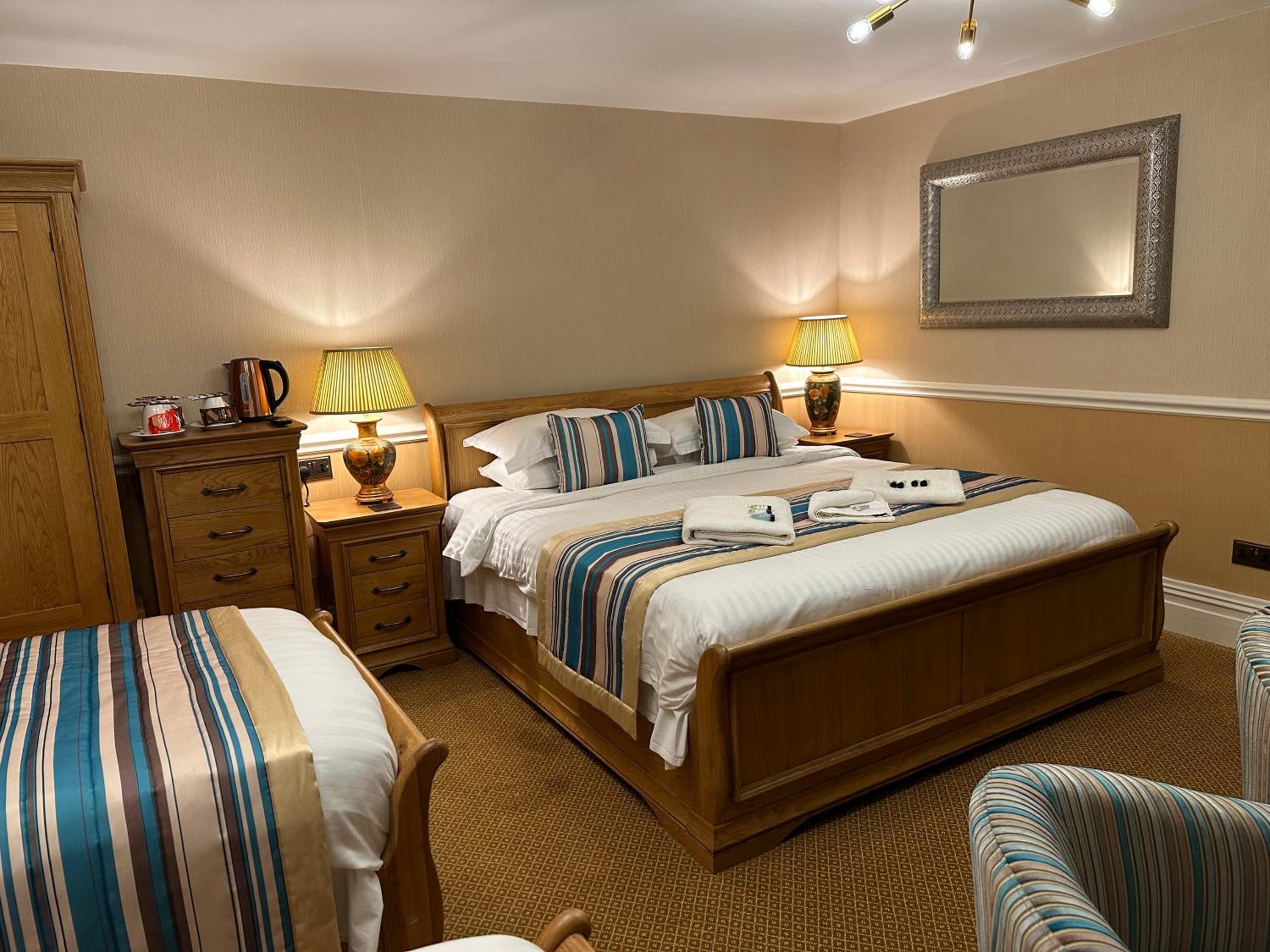 Deluxe Quadruple Room Ensuite with Jacuzzi Bath - Photo 18