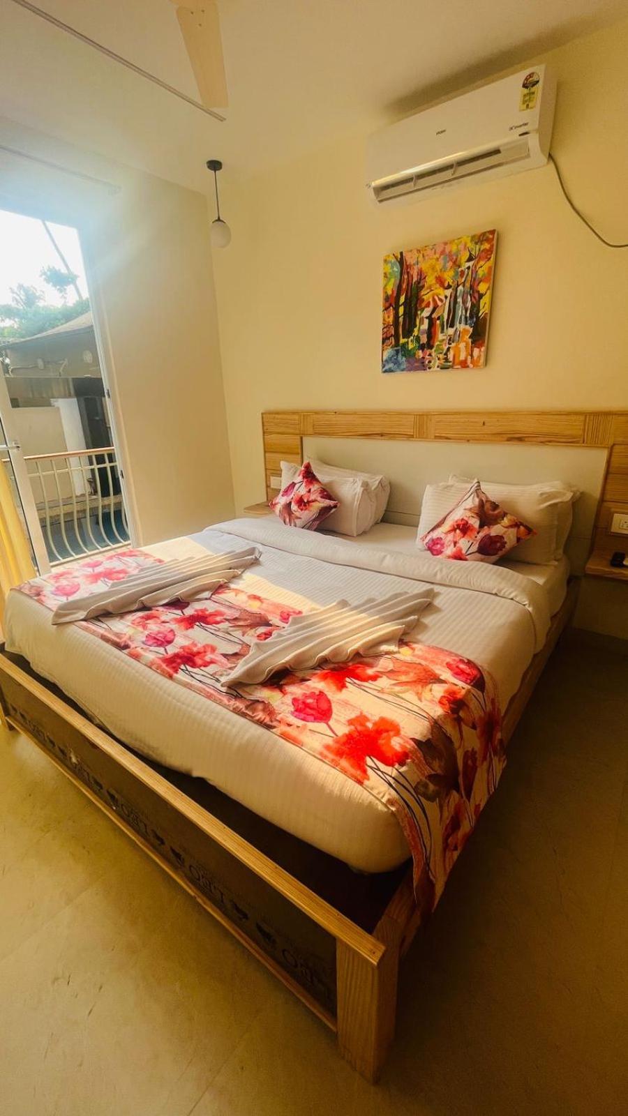 Double Room With Pool View photo 2