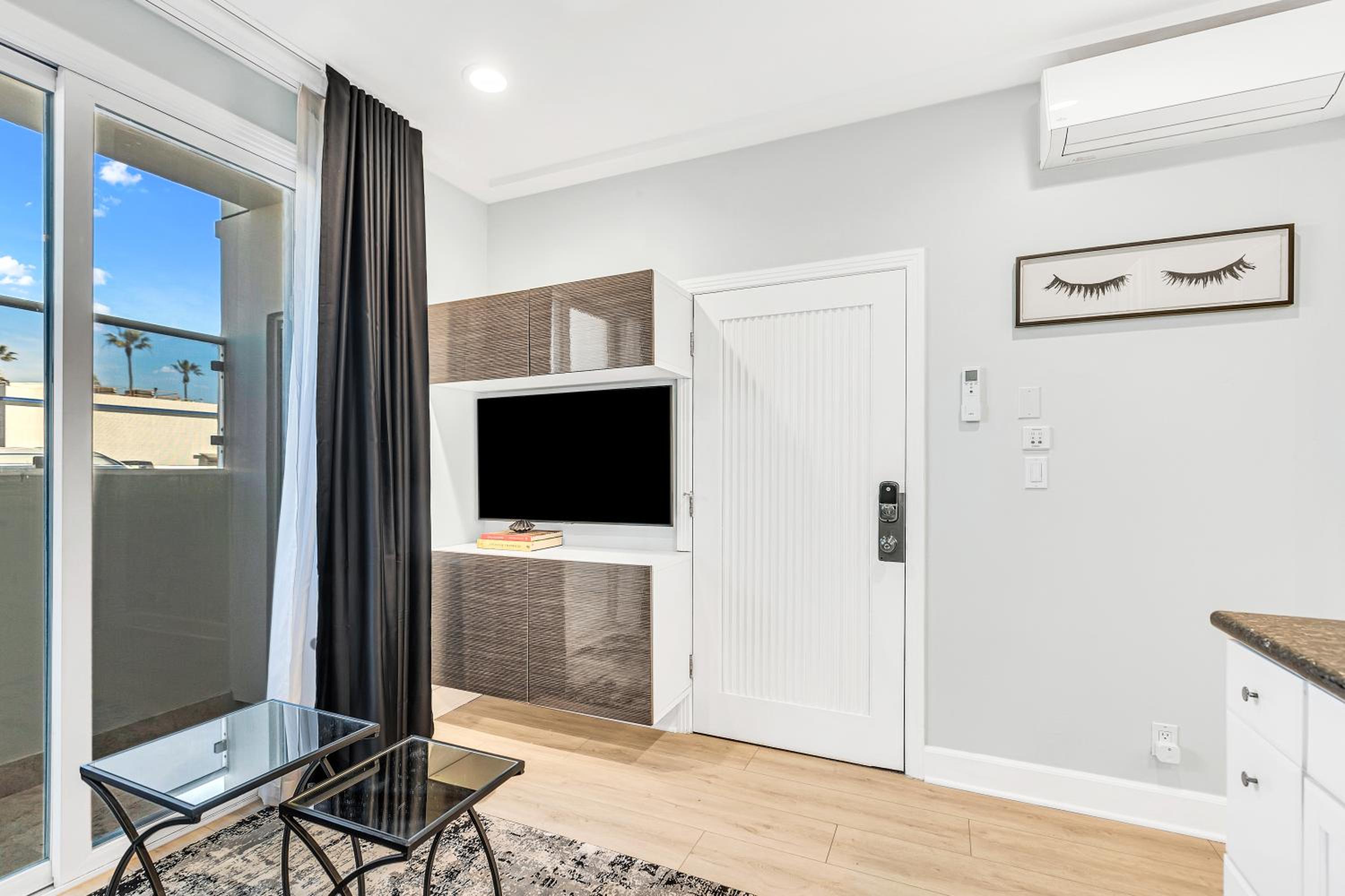 One-Bedroom Suite - Photo 6
