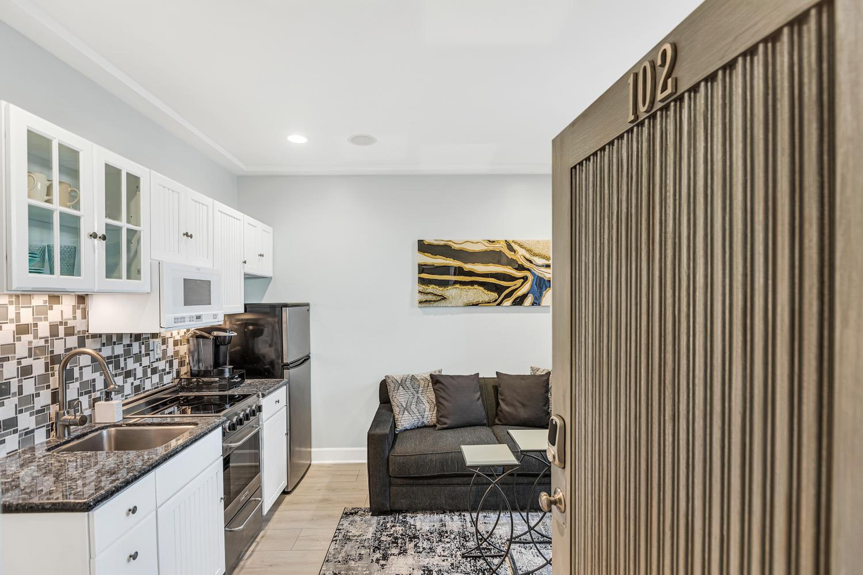 One-Bedroom Suite - Photo 7